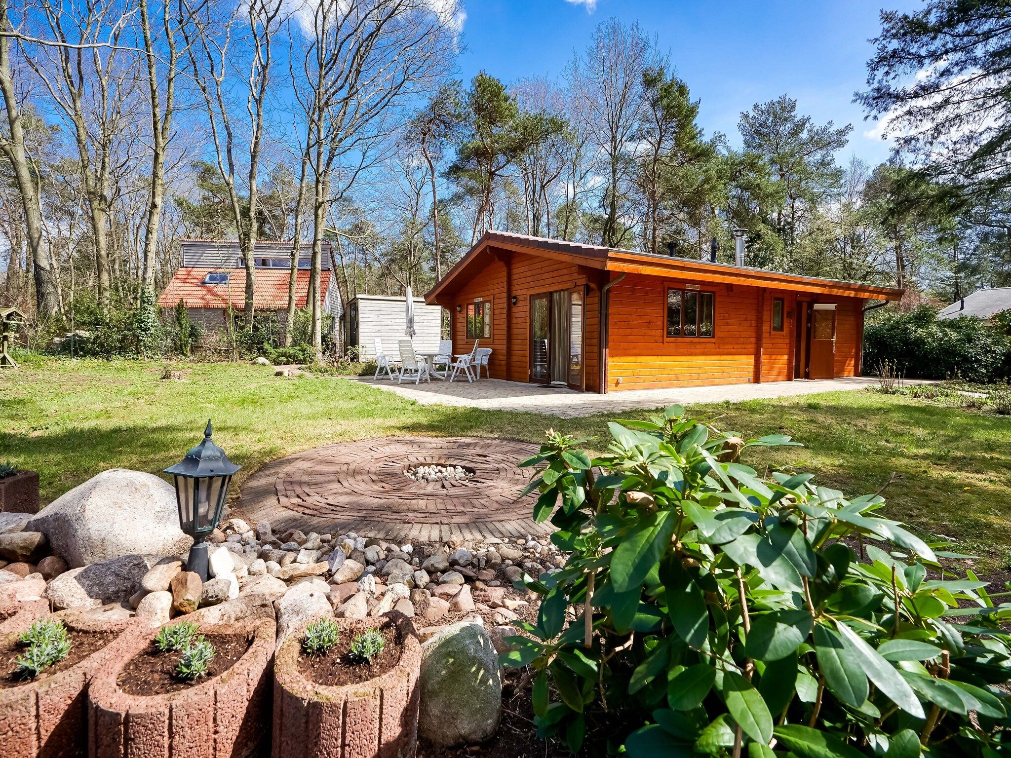 De buitenkant van Finse Bungalow in Holten in Holten