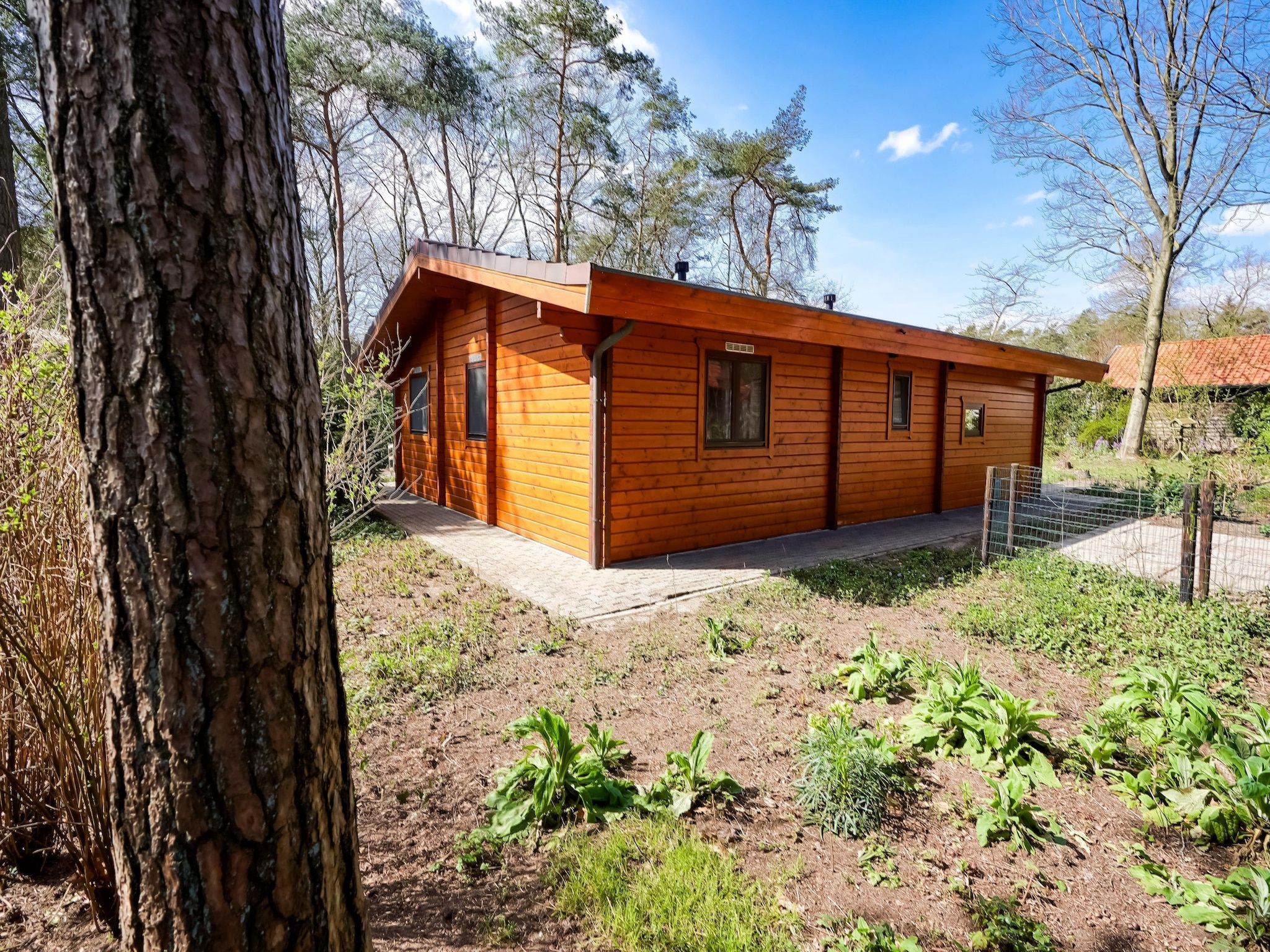 De buitenkant van Finse Bungalow in Holten in Holten
