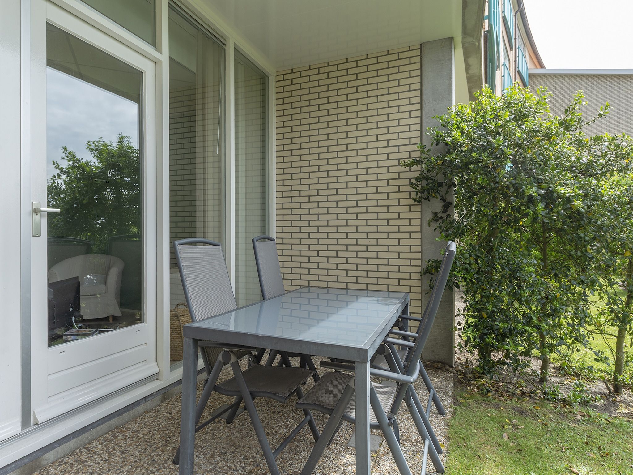 Het terras van Strandslag 115 in Julianadorp aan Zee