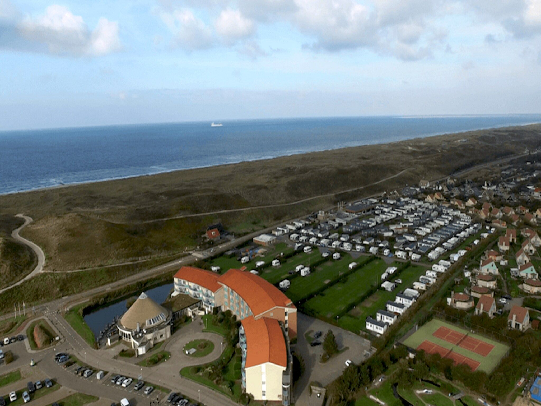 De buitenkant van Strandslag 115 in Julianadorp aan Zee