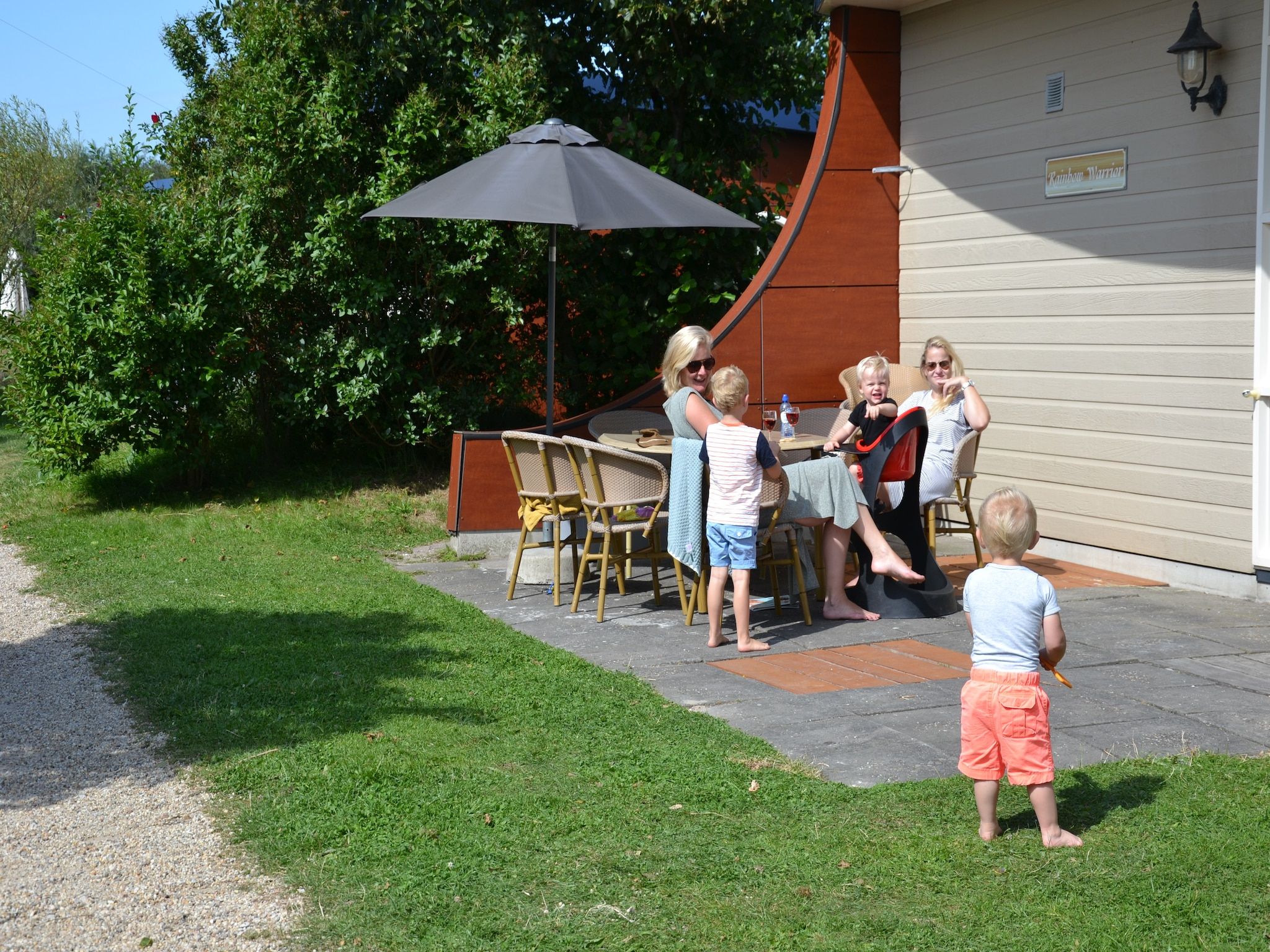 De tuin van Strandpark Vlugtenburg 14 in 's-Gravenzande
