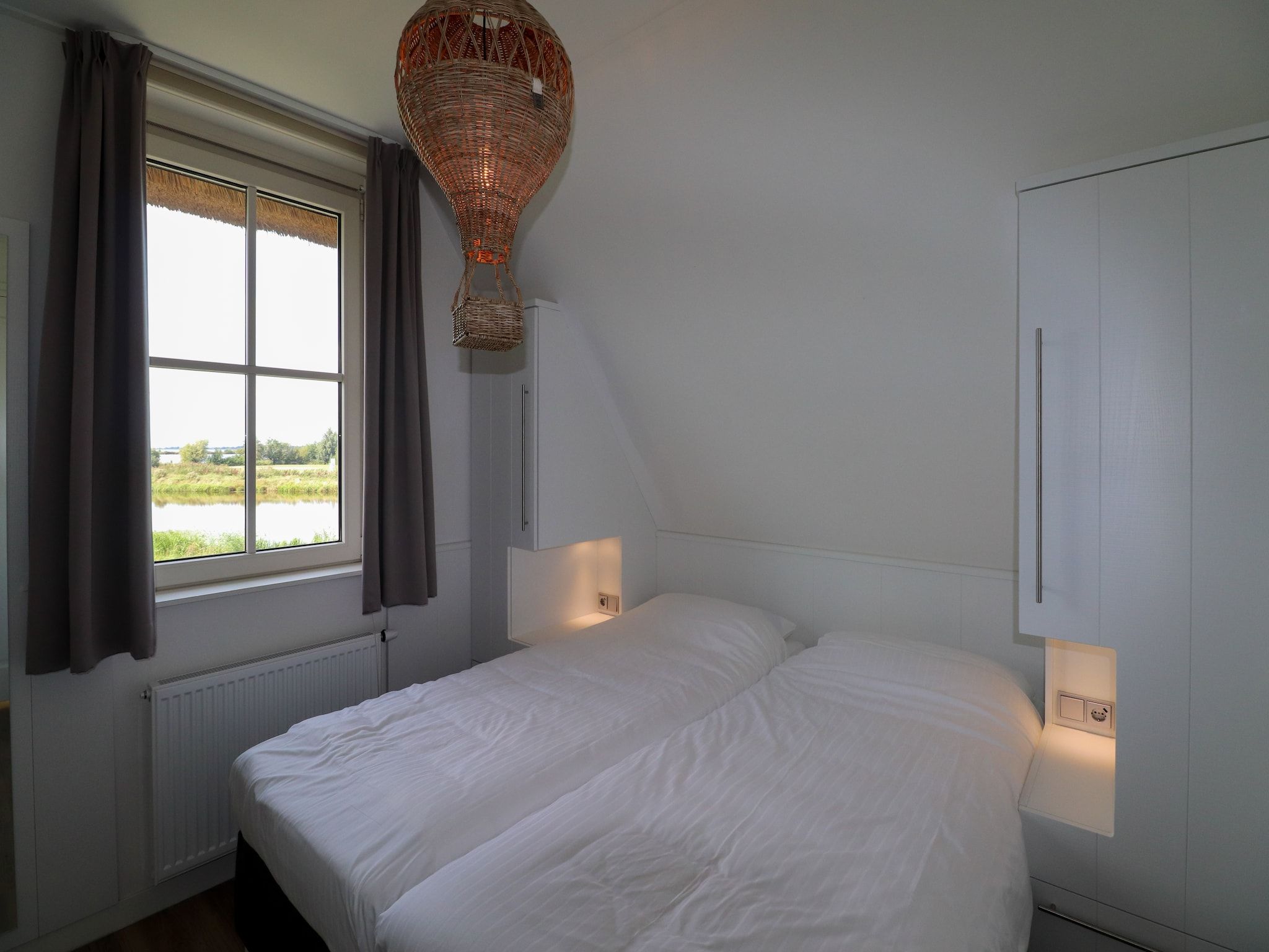 Een slaapkamer van Friese Meren Villa's 12 in Delfstrahuizen