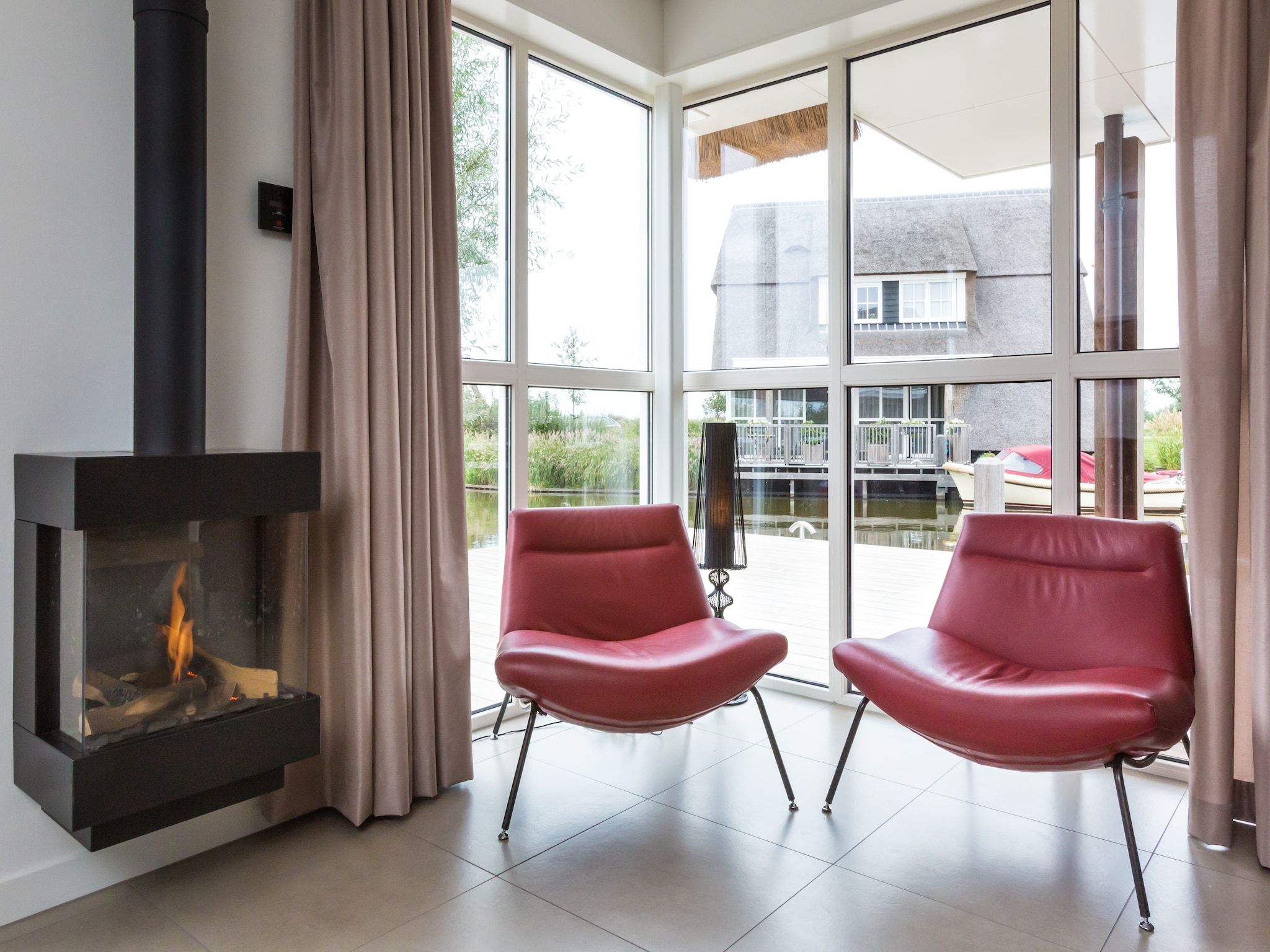 De woonkamer van Friese Meren Villa's 15 in Delfstrahuizen
