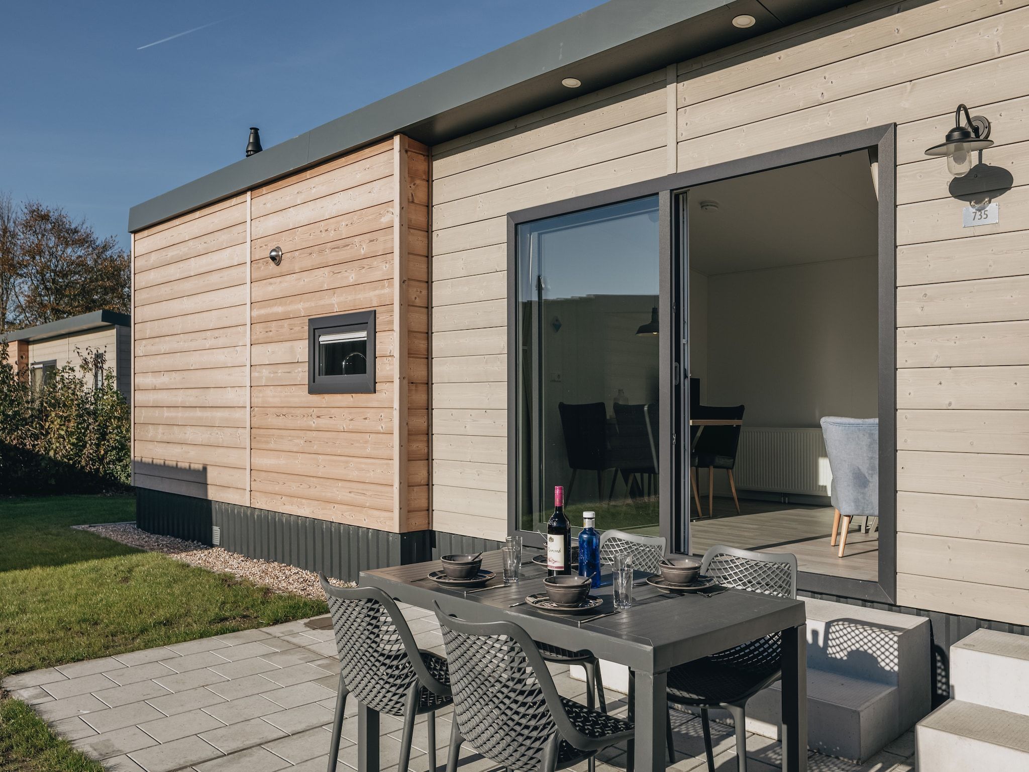 Het terras van Vakantiepark Hof Domburg 20 in Domburg