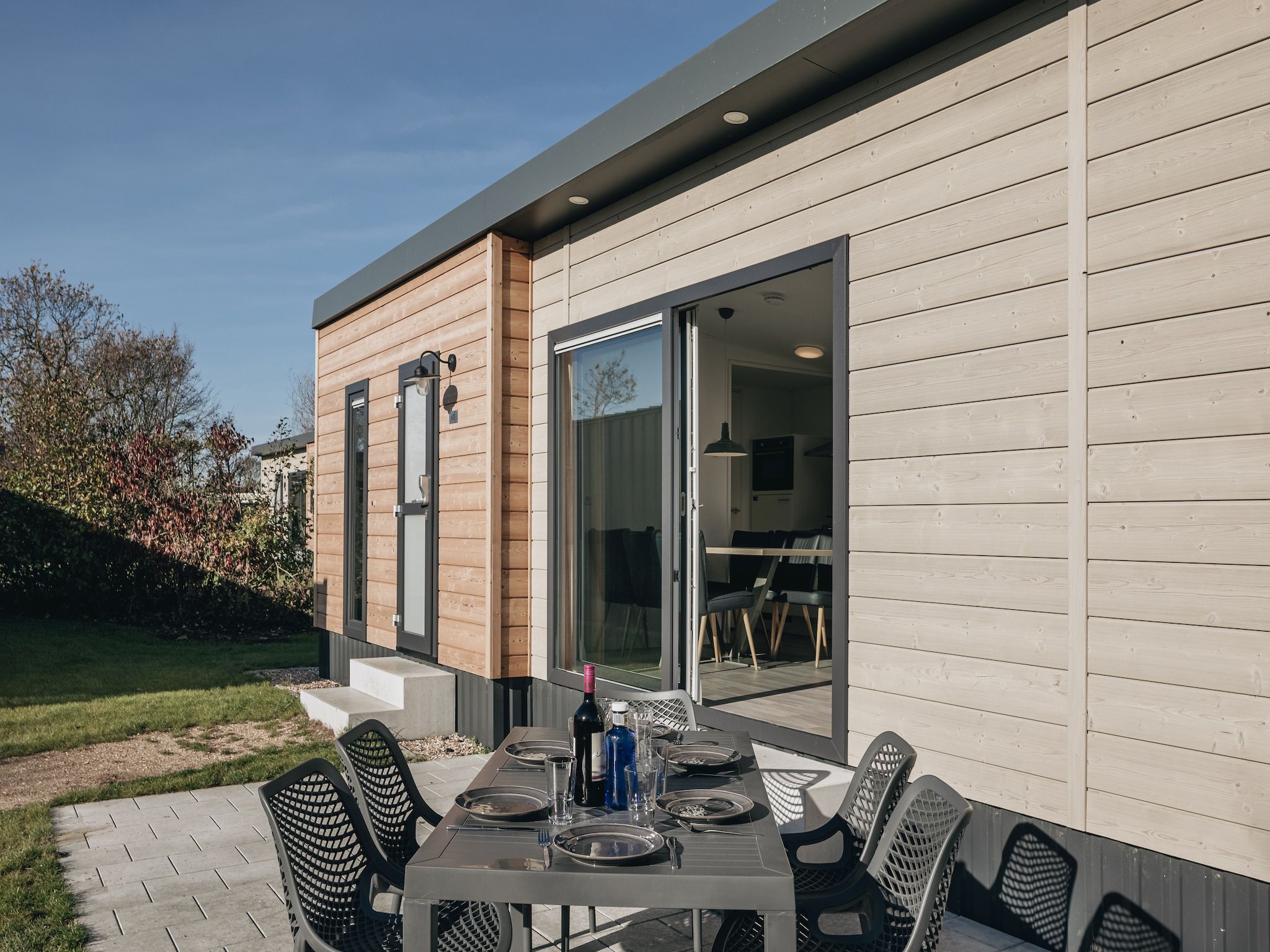 Het terras van Vakantiepark Hof Domburg 22 in Domburg