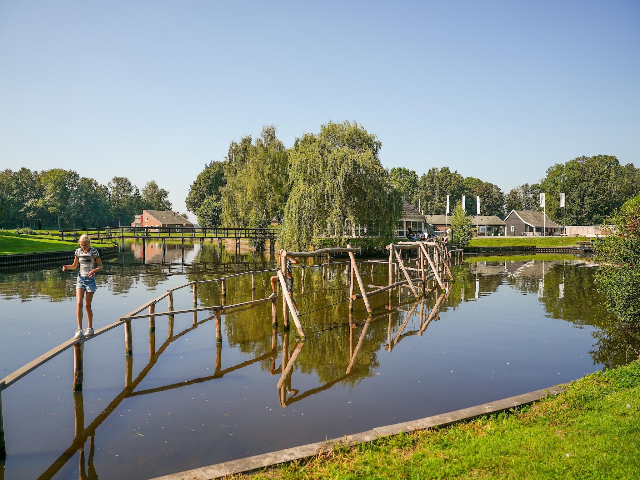 Parkfaciliteiten bij Hunzepark 12 in Gasselternijveen