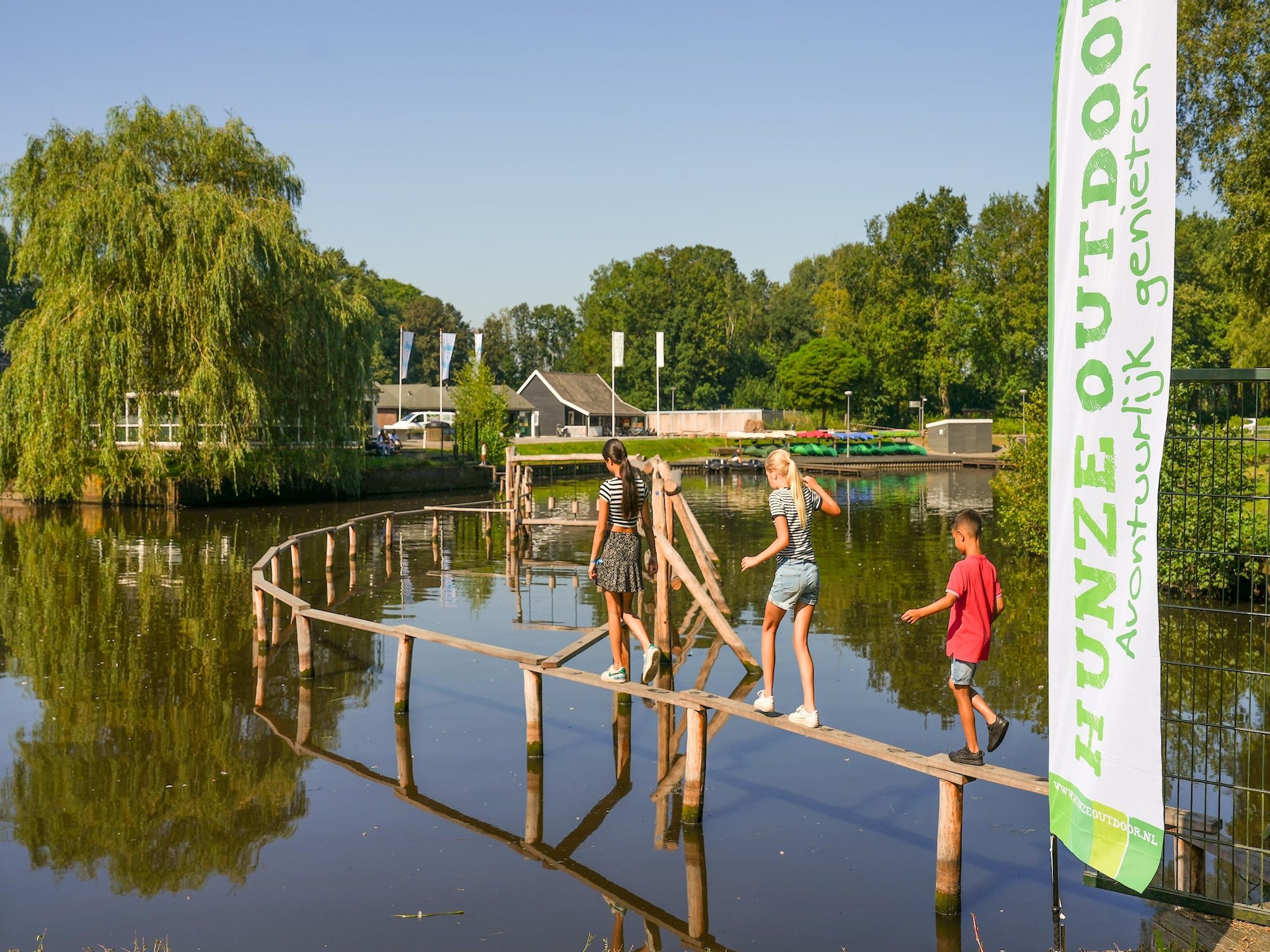 Parkfaciliteiten bij Hunzepark 12 in Gasselternijveen