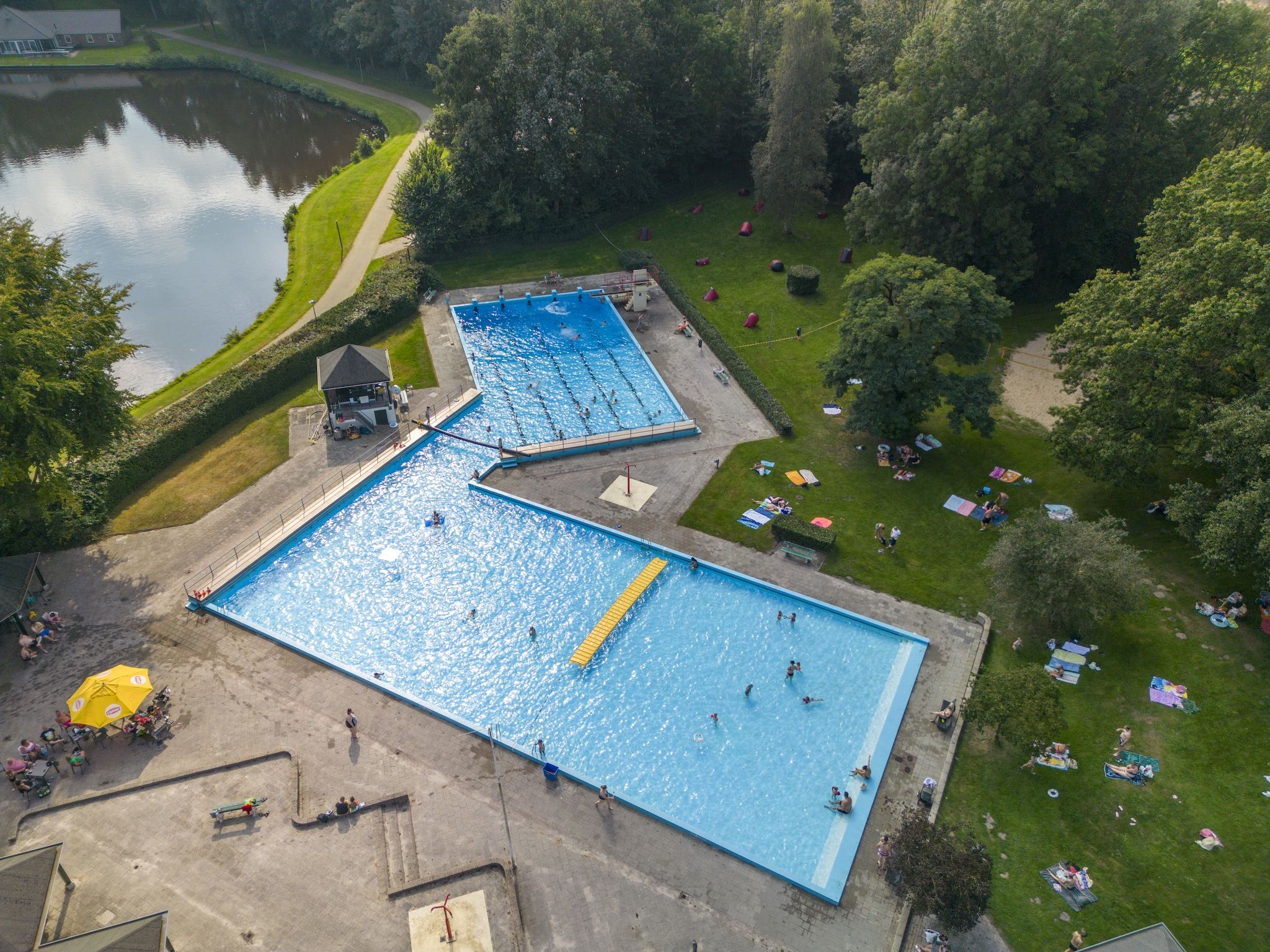 Parkfaciliteiten bij Hunzepark 12 in Gasselternijveen