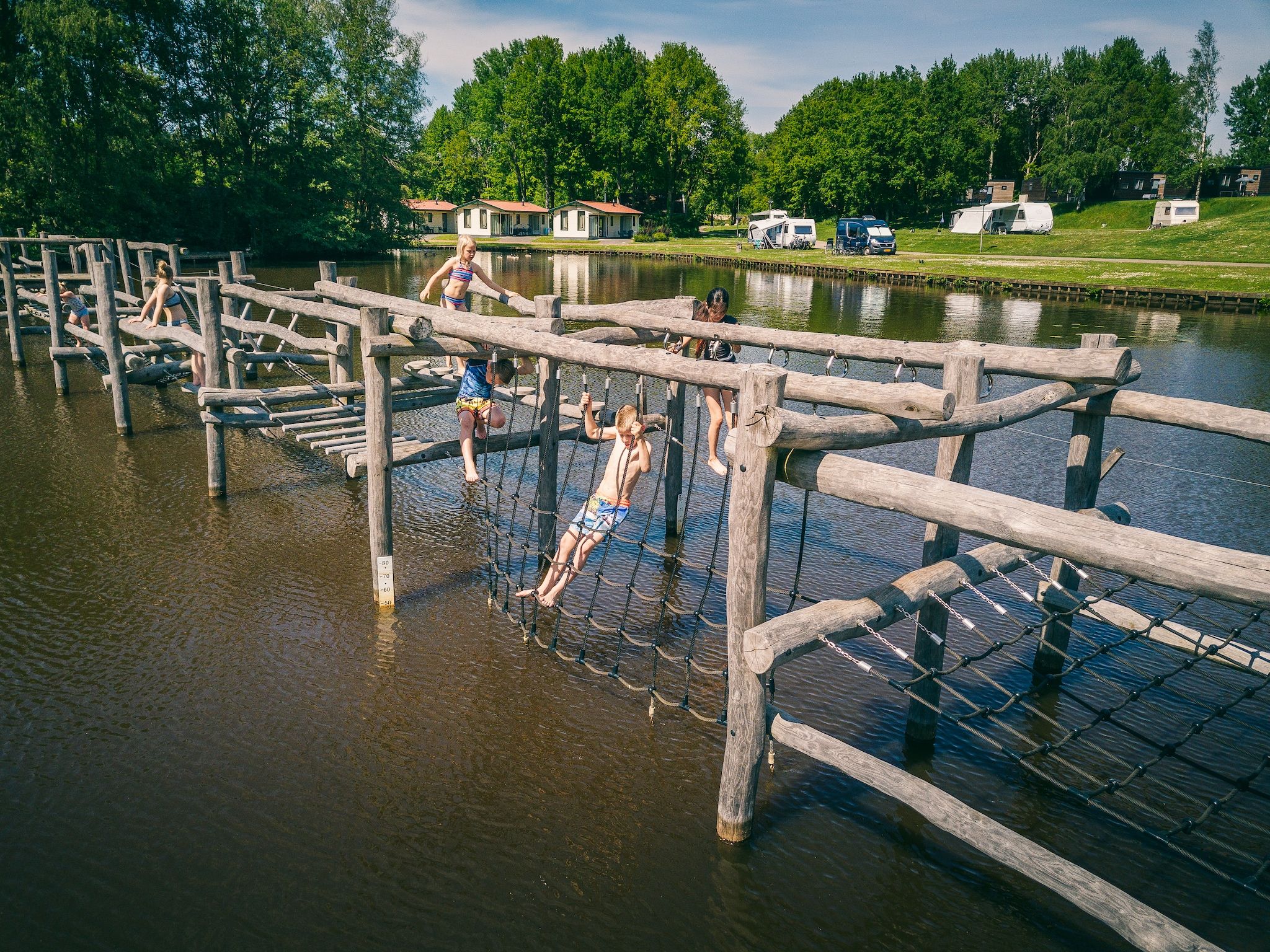 Parkfaciliteiten bij Hunzepark 13 in Gasselternijveen