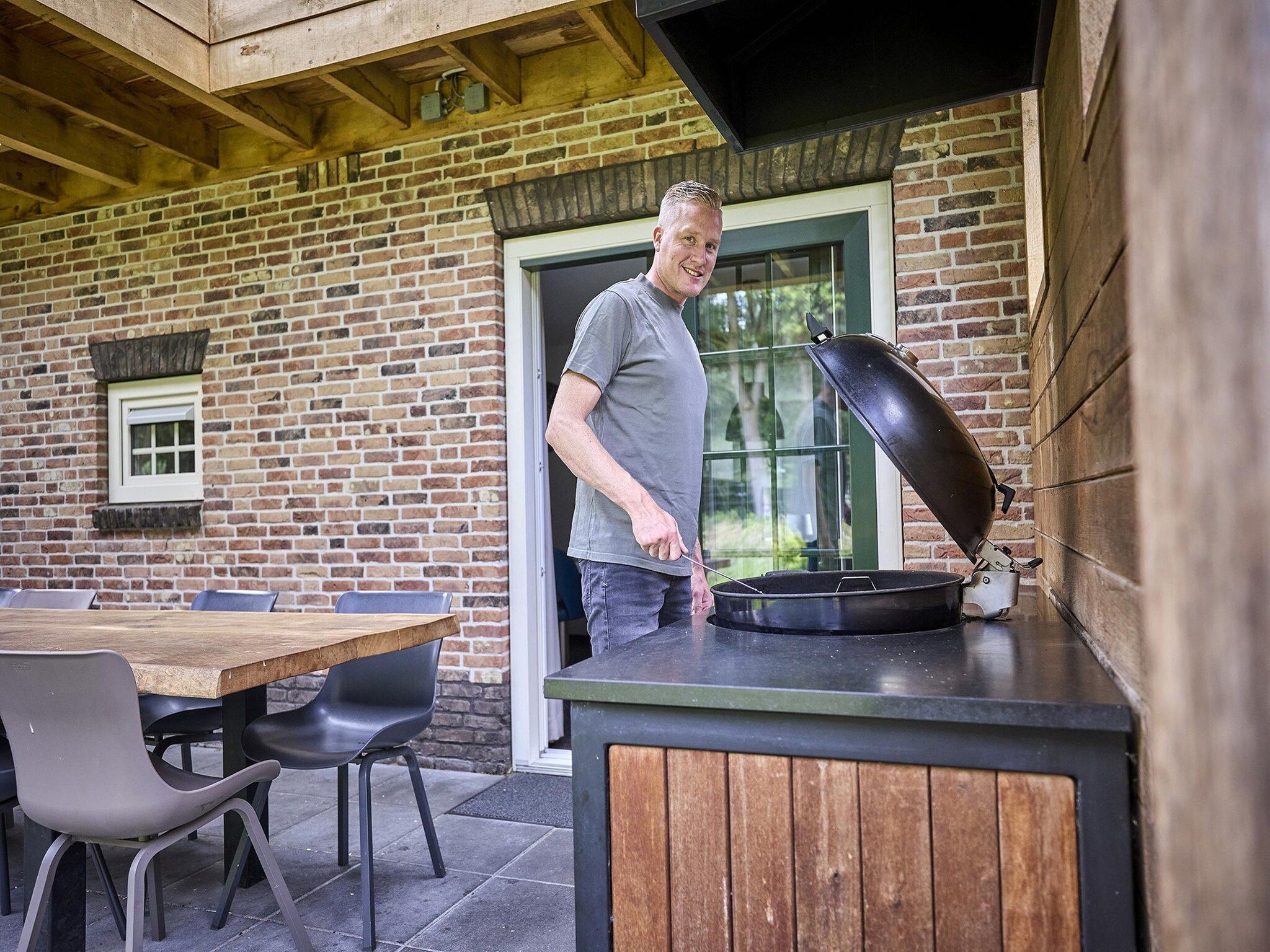Het terras van Buitenhof De Leistert 32 in Roggel