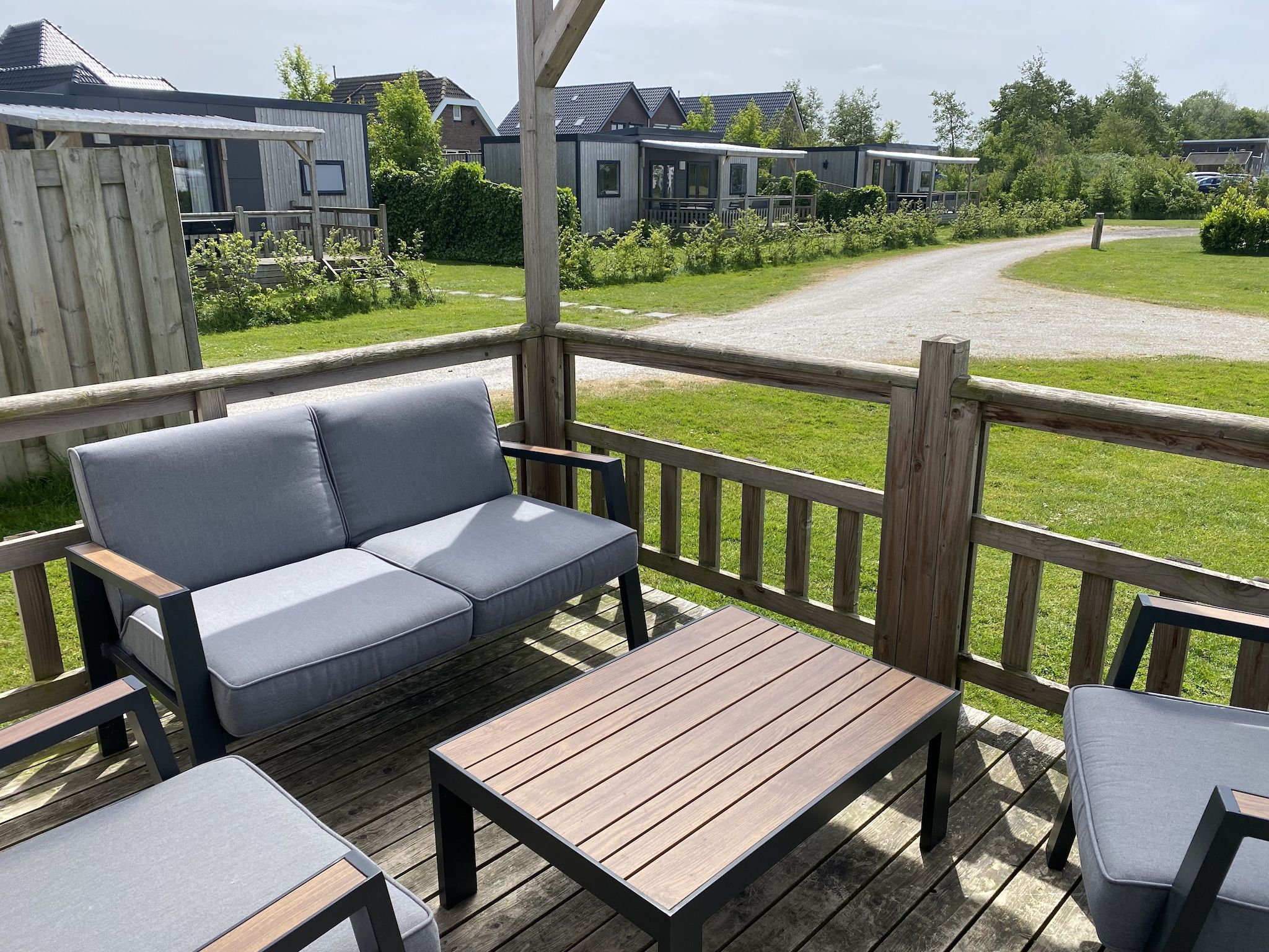 Het terras van Chalet Grytsje in De Veenhoop