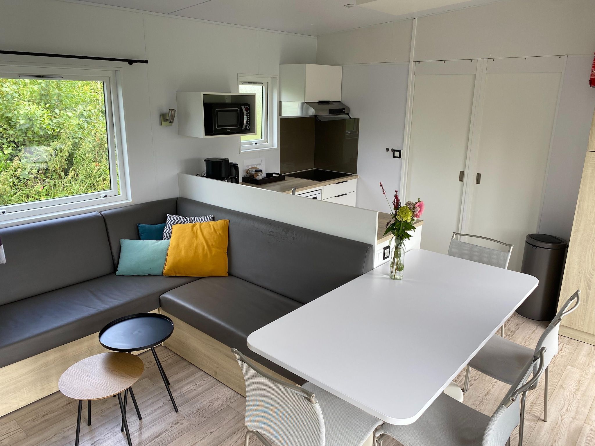 De woonkamer van Chalet Eke in De Veenhoop