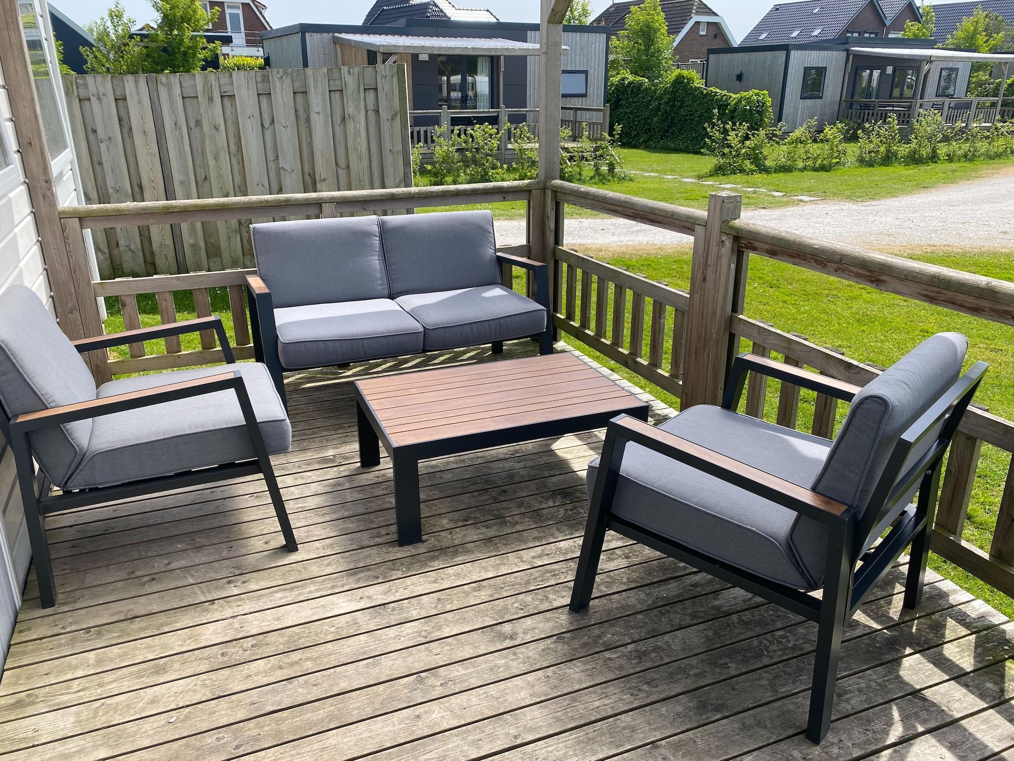 Het terras van Chalet Klaske in De Veenhoop