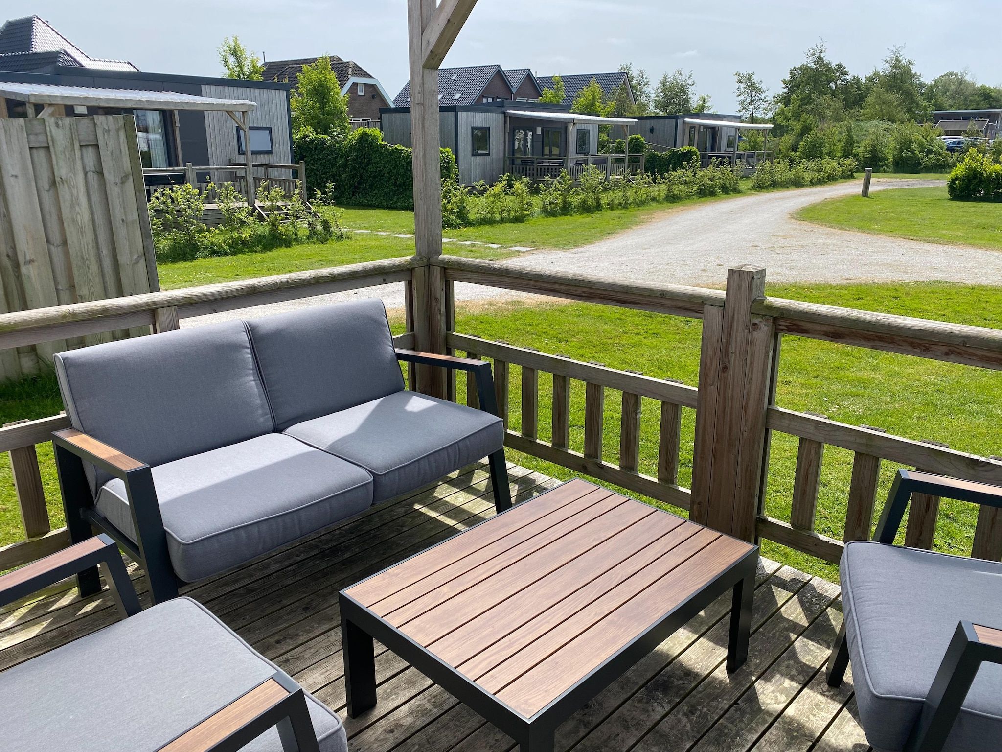 Het terras van Chalet Klaske in De Veenhoop
