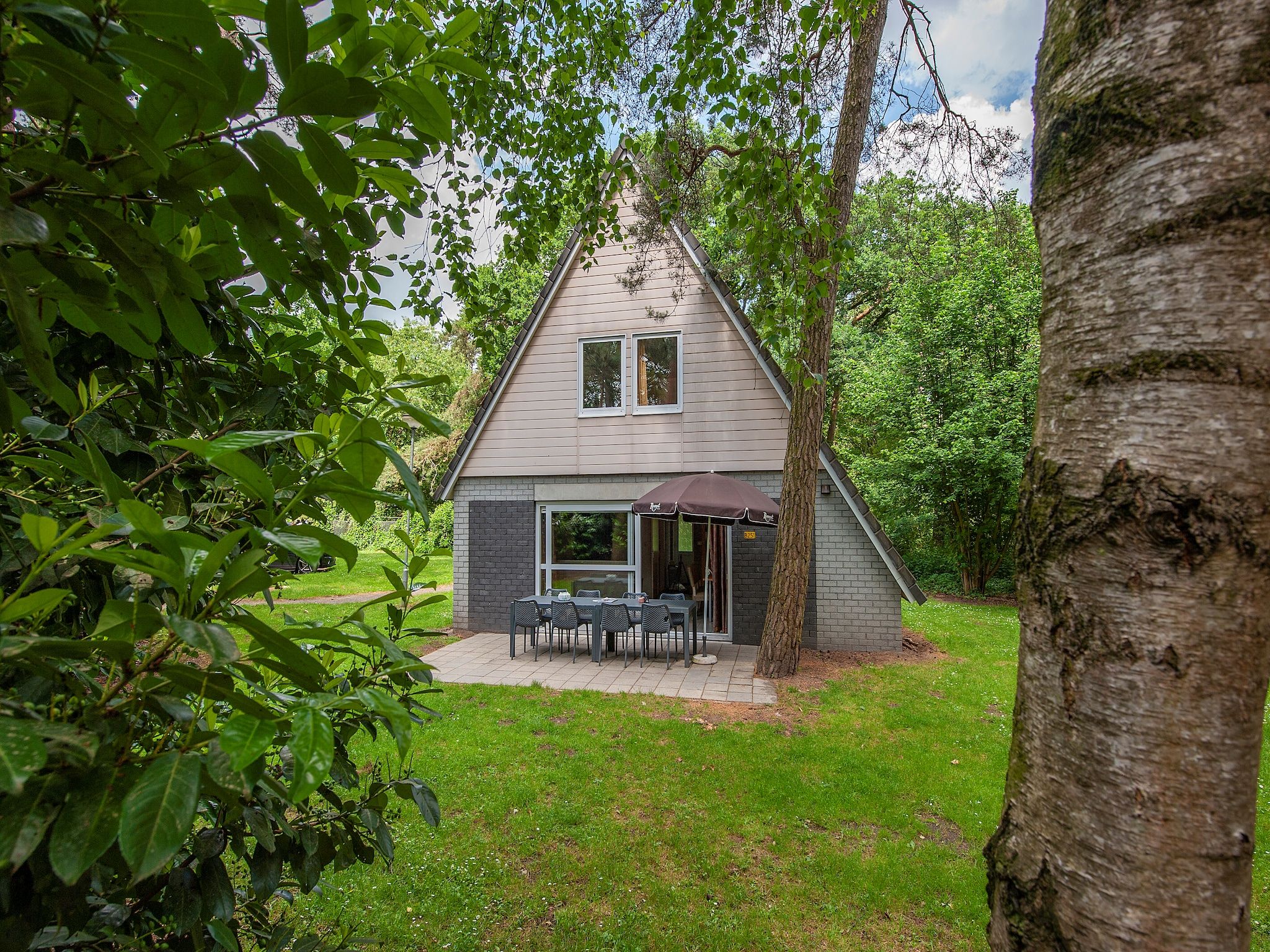 De buitenkant van Vakantiepark de Katjeskelder 14 in Oosterhout