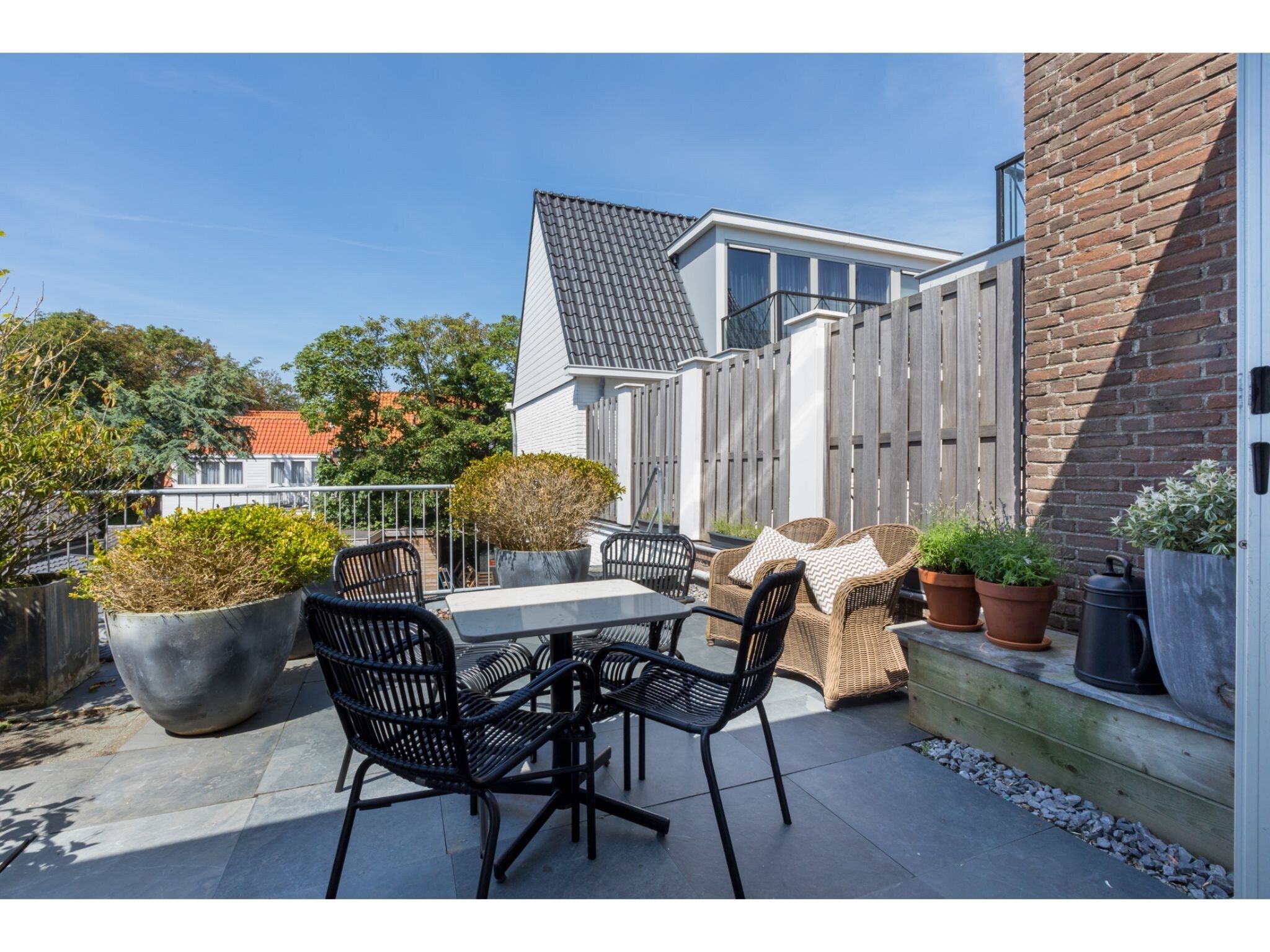 Het terras van Ooststraat 7 in Domburg