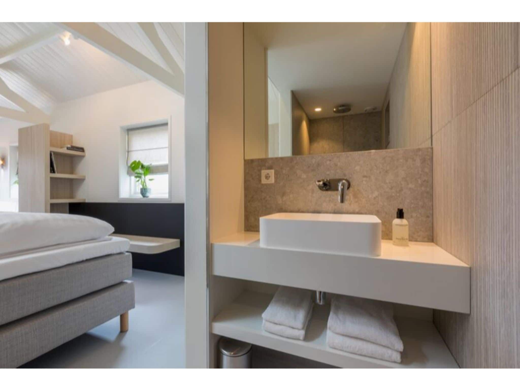 De badkamer van Duinenburg 23 in Domburg