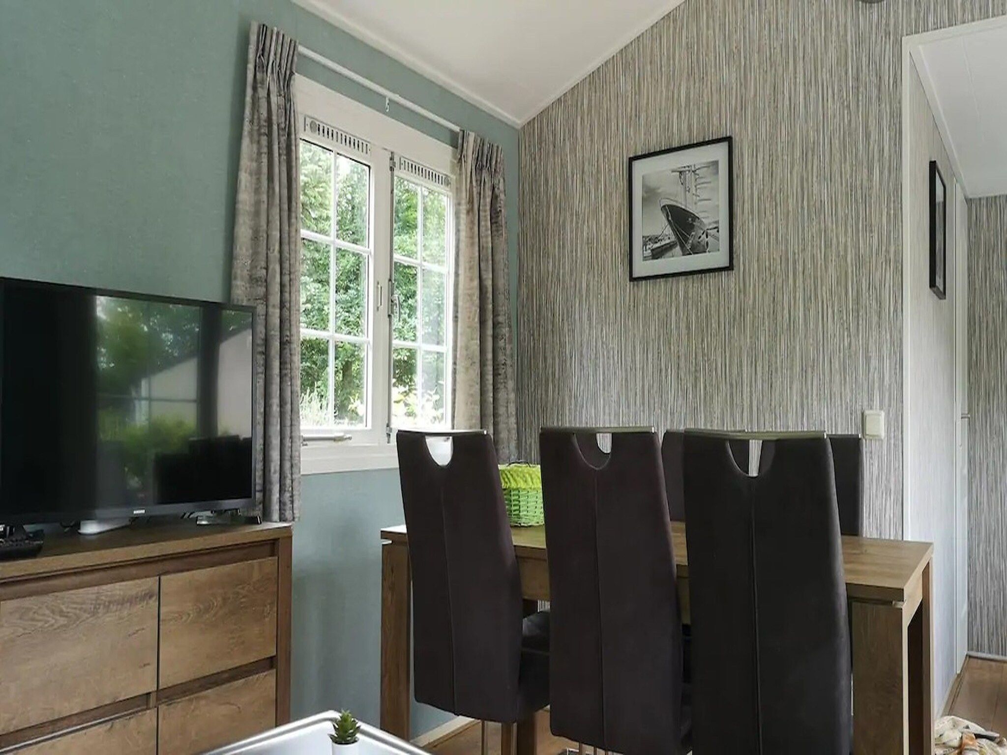 De eetkamer van Huisje 84 in Stegeren