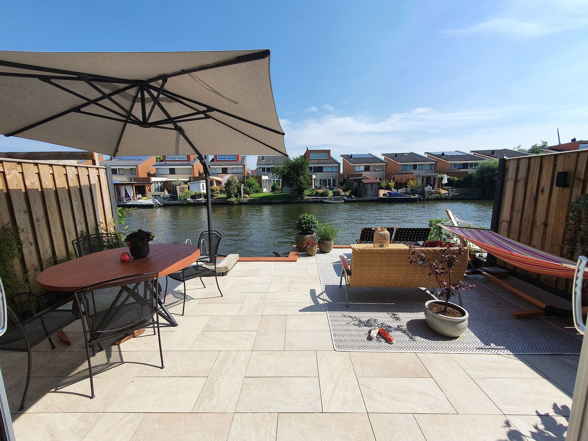 Het terras van Waterfront holiday home Alkmaar in Alkmaar