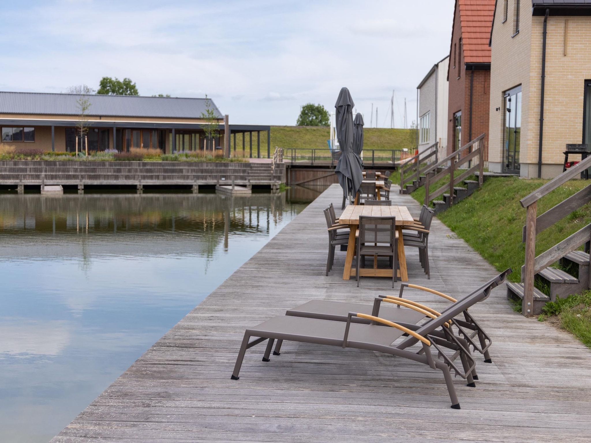 Het terras van Park Veerse Kreek 1 in Wolphaartsdijk