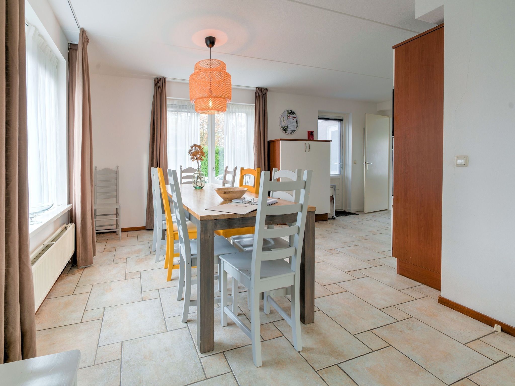 De eetkamer van Zonnig Hosterwold in Zeewolde