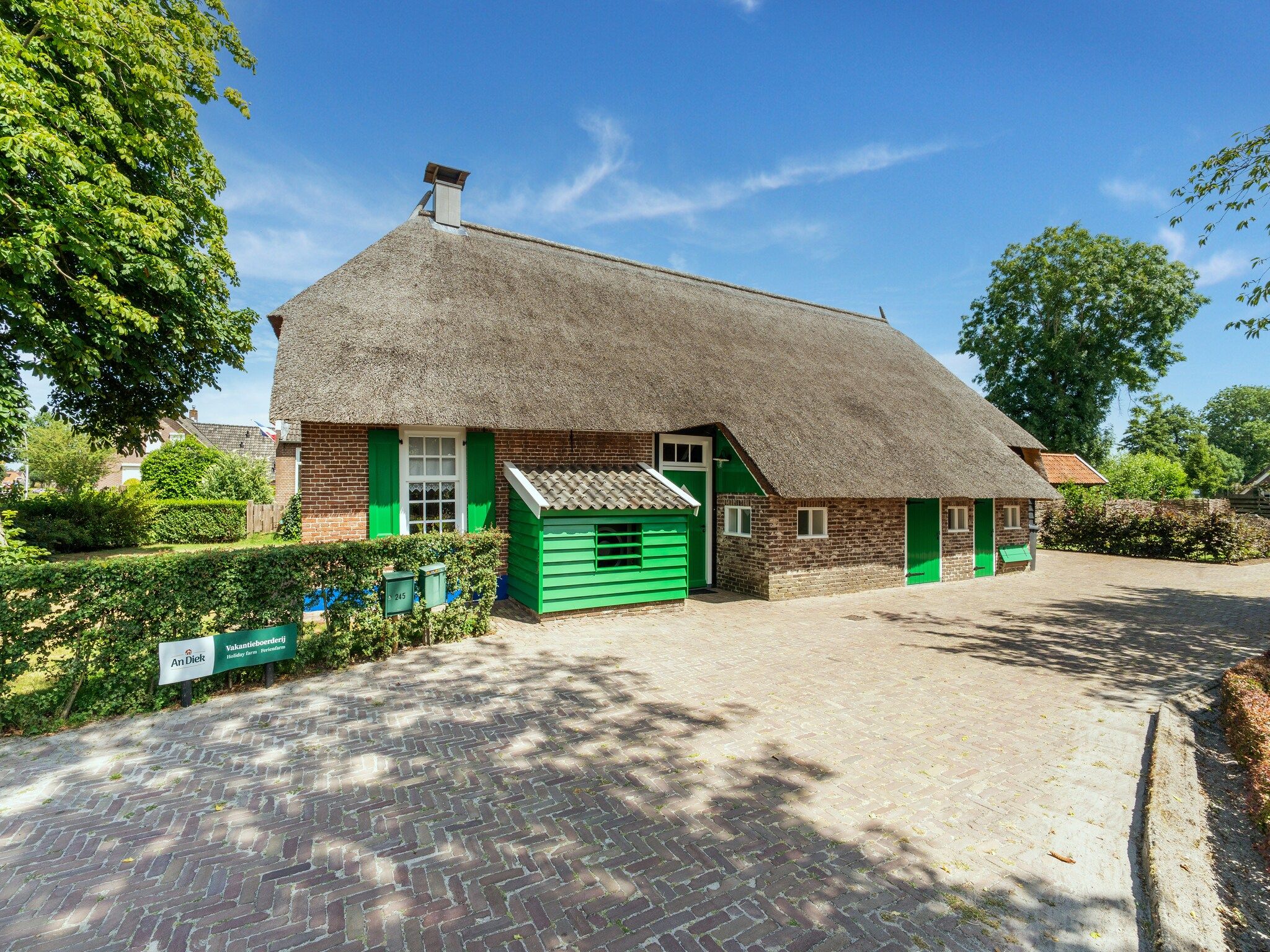 De buitenkant van woonboerderij in Staphorst voor 6 personen in Rouveen