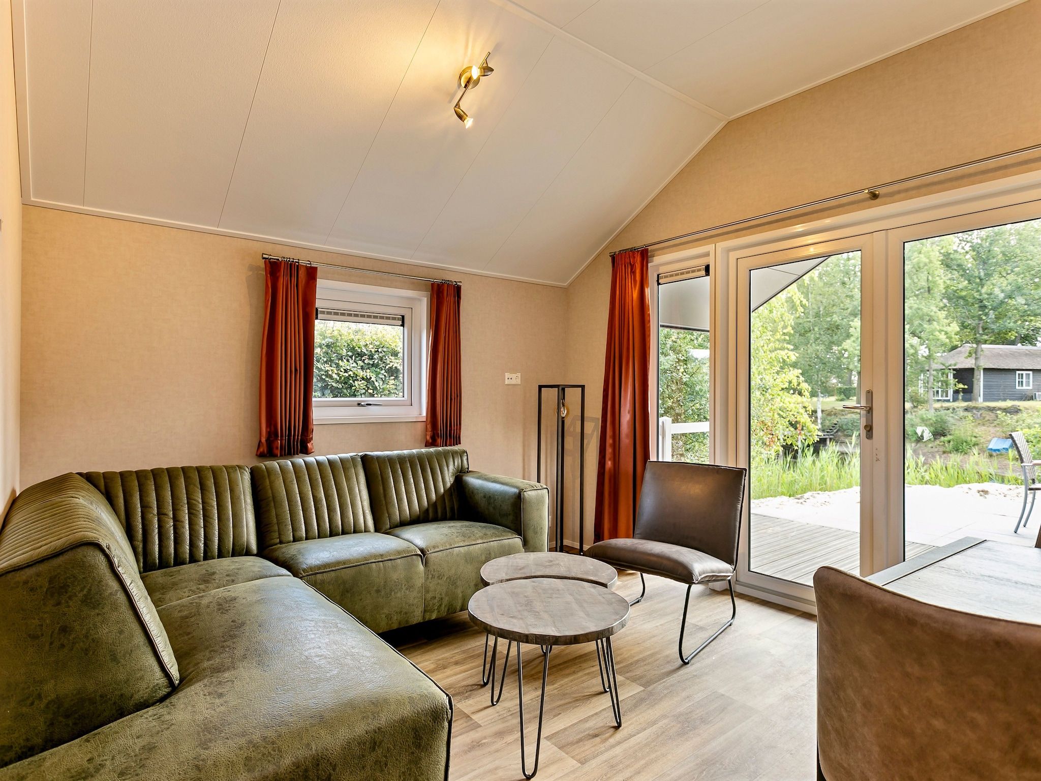 De woonkamer van Recreatiepark Tolplas 16 in Hoge Hexel