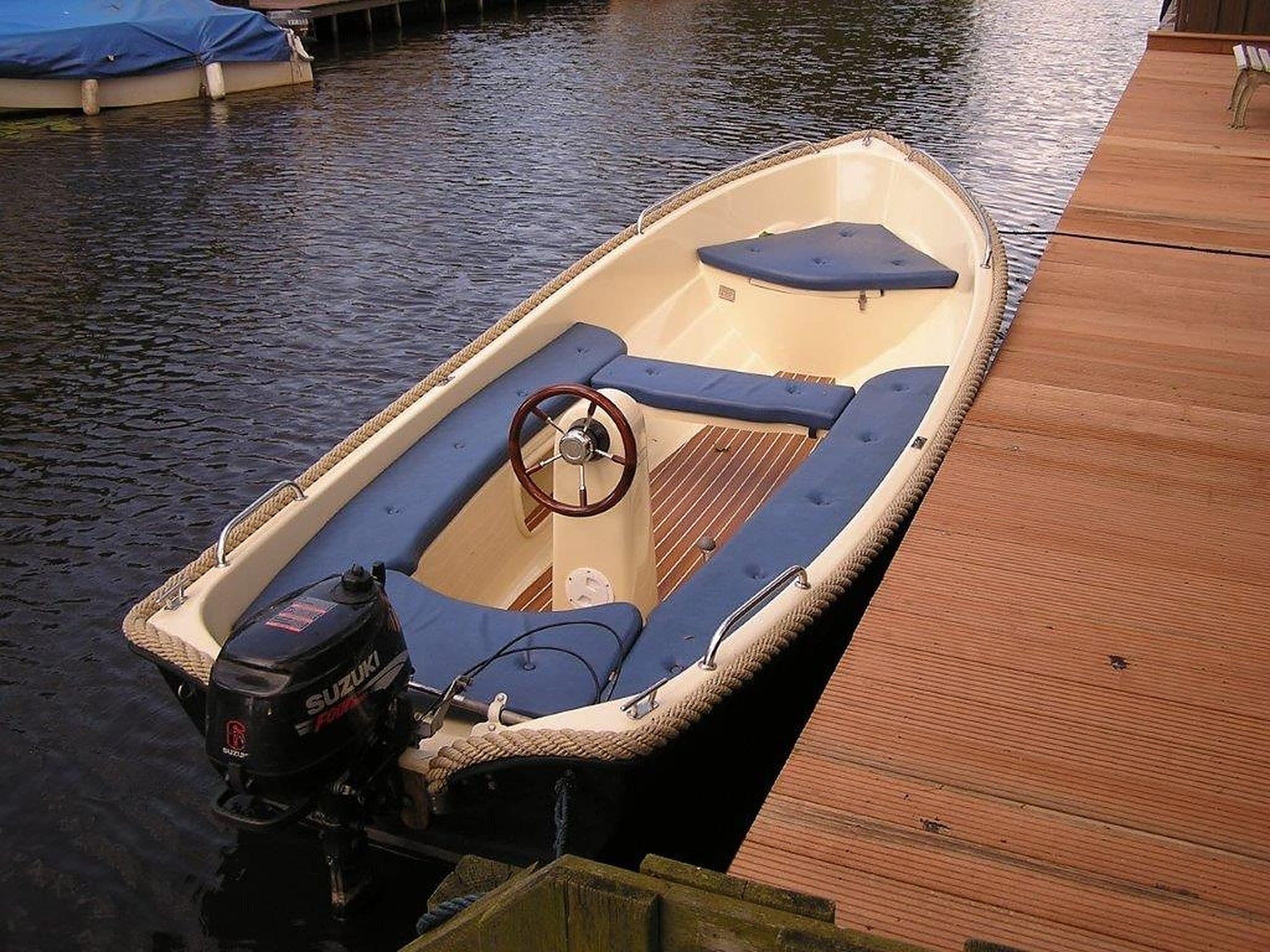 De buitenkant van Luxe chalet 55 aan het water in Bantega met sloep 8 pax in Bantega