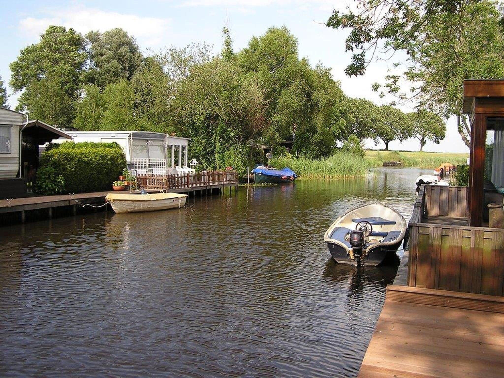 De buitenkant van Luxe chalet 55 aan het water in Bantega met sloep 8 pax in Bantega