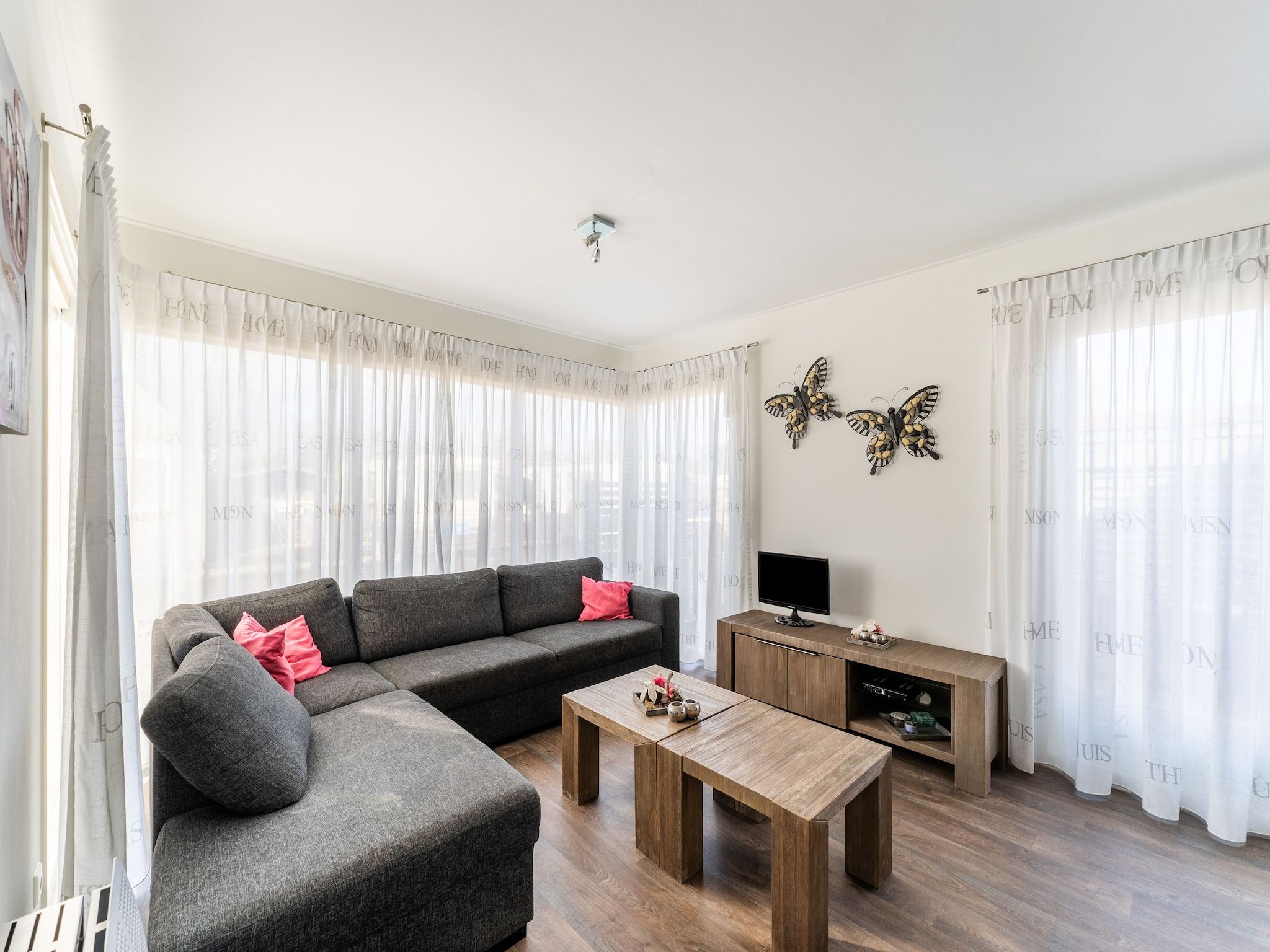 De woonkamer van Luxe chalet 55 aan het water in Bantega met sloep 8 pax in Bantega
