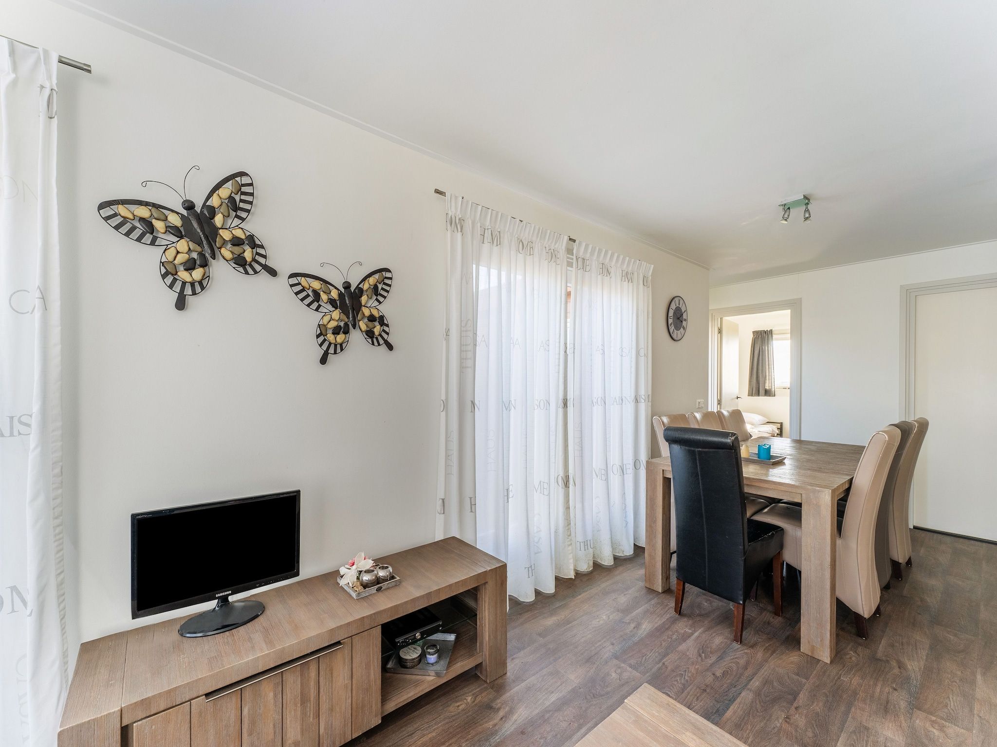 De woonkamer van Luxe chalet 55 aan het water in Bantega met sloep 8 pax in Bantega