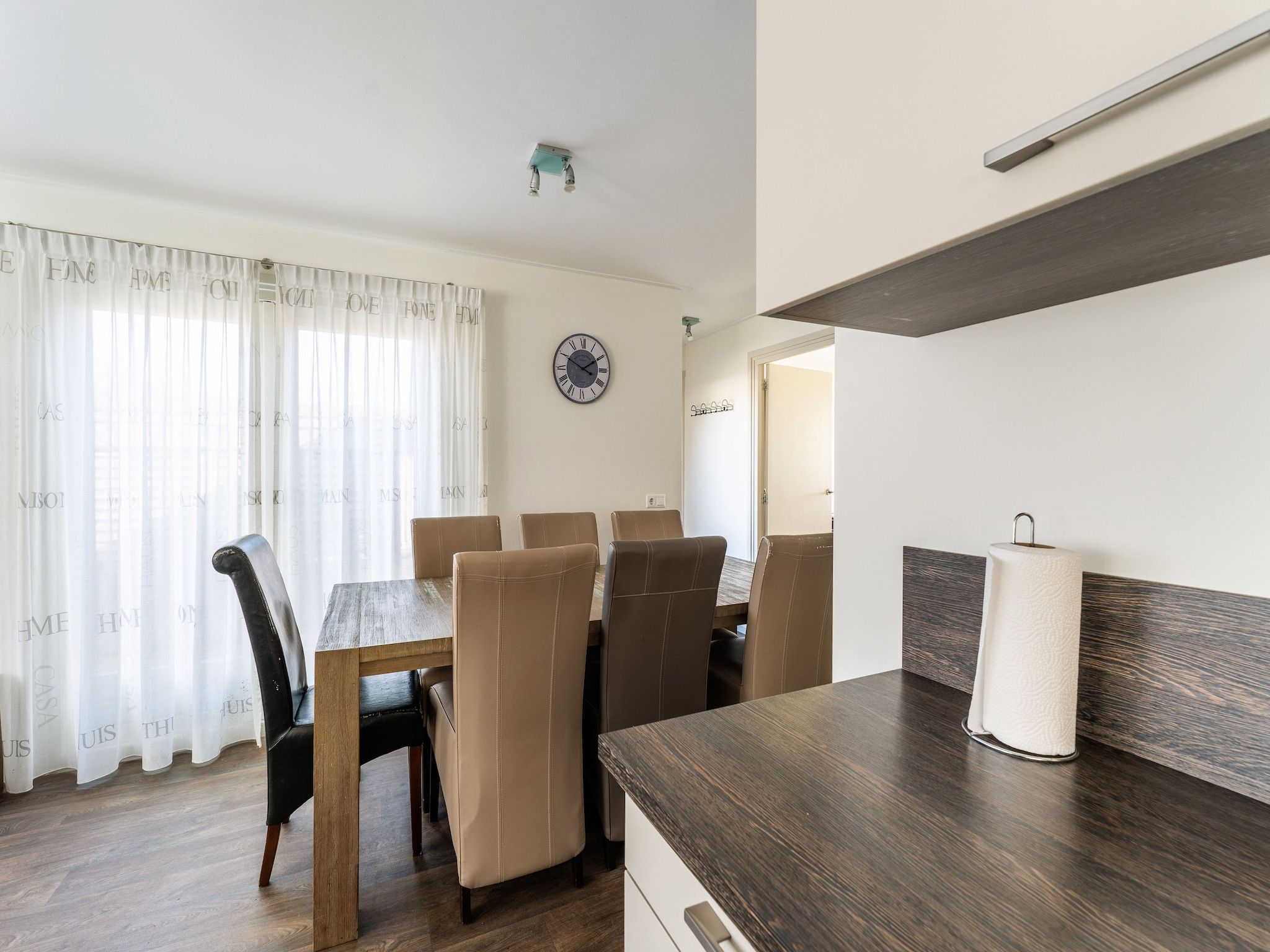 De eetkamer van Luxe chalet 55 aan het water in Bantega met sloep 8 pax in Bantega