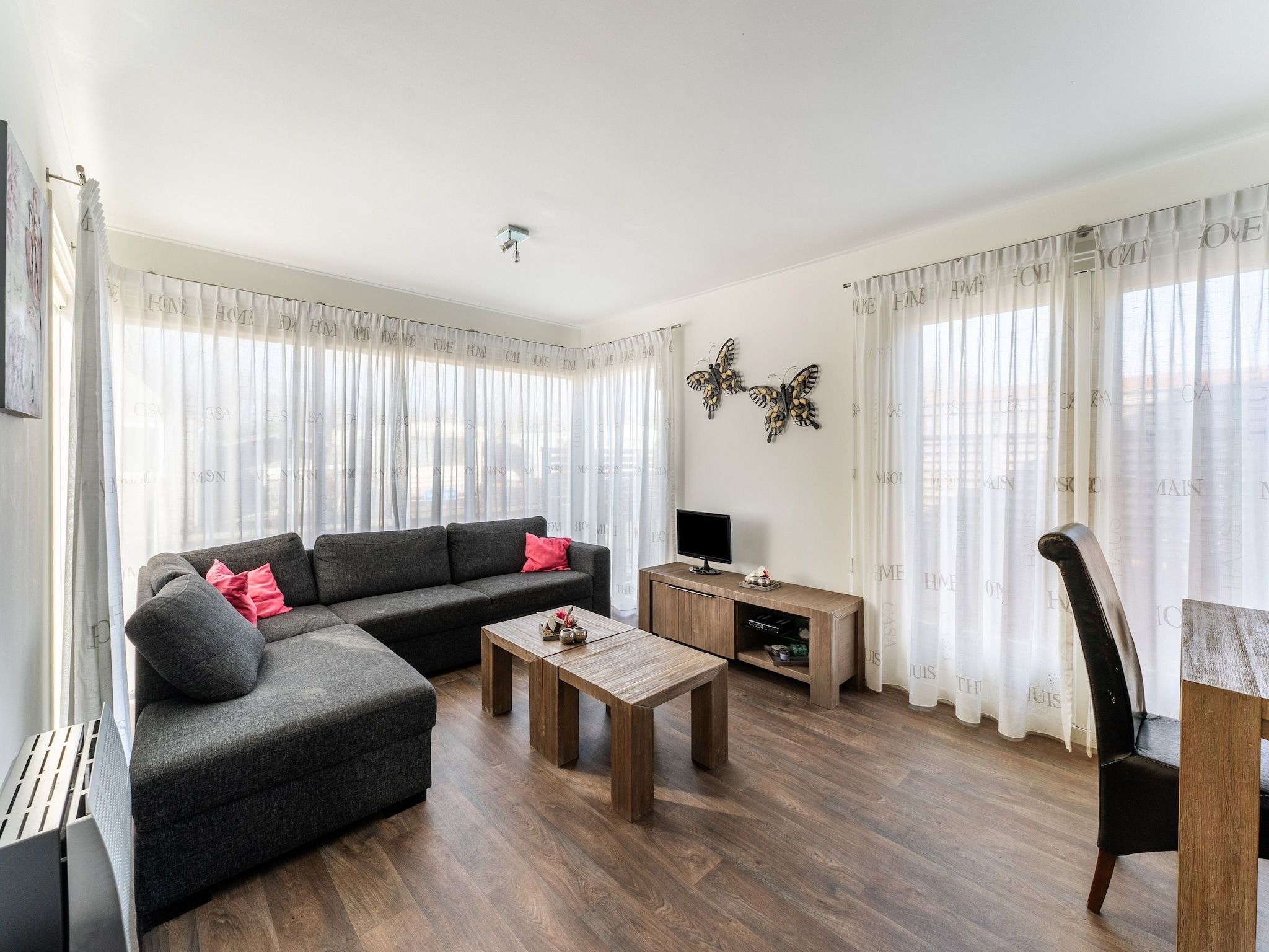 De woonkamer van Luxe chalet 55 aan het water in Bantega met sloep 8 pax in Bantega