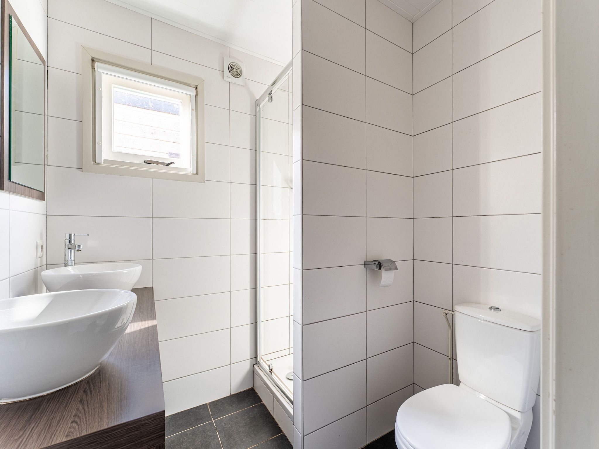 De badkamer van Luxe chalet 55 aan het water in Bantega met sloep 8 pax in Bantega