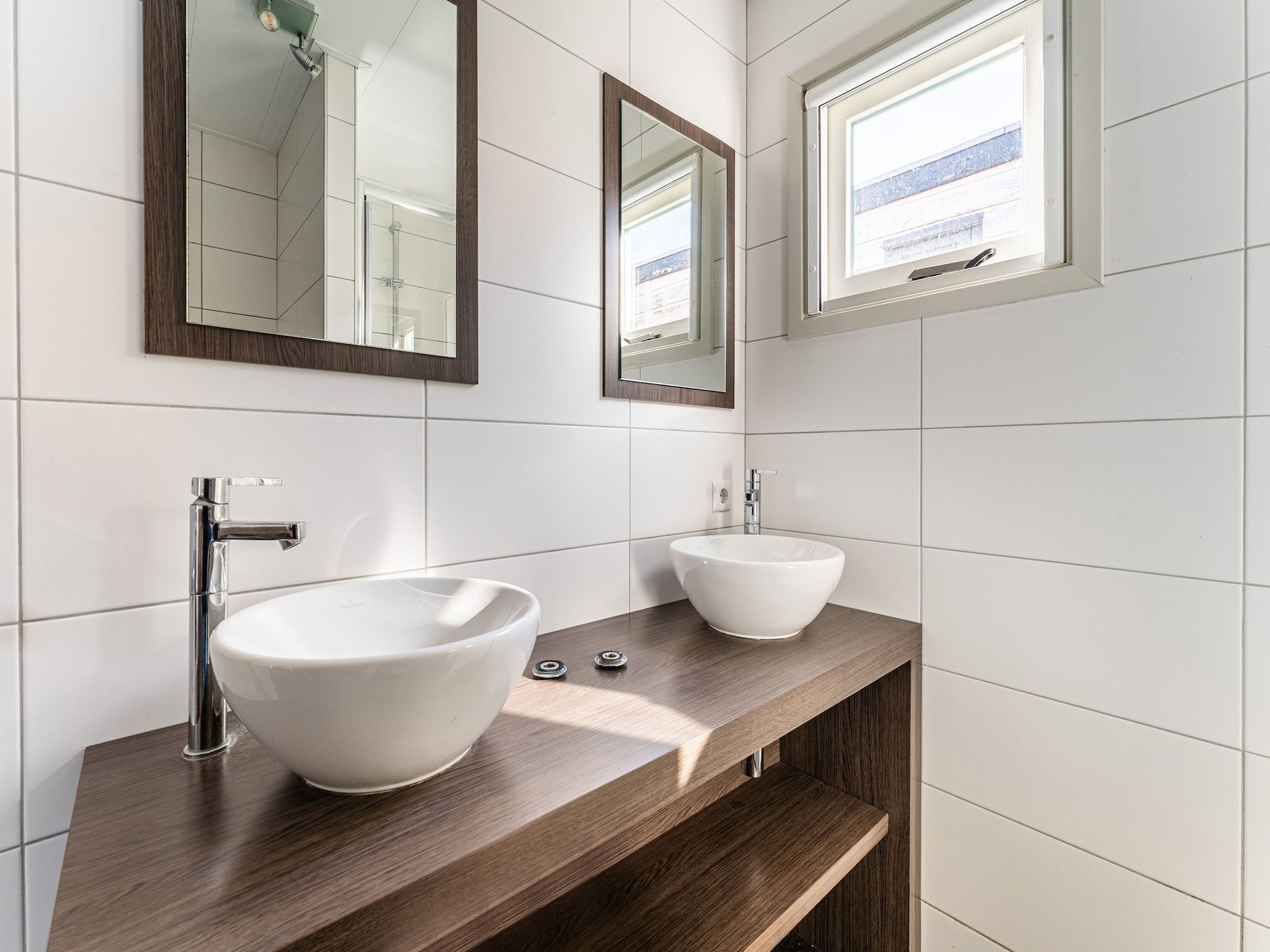 De badkamer van Luxe chalet 55 aan het water in Bantega met sloep 8 pax in Bantega
