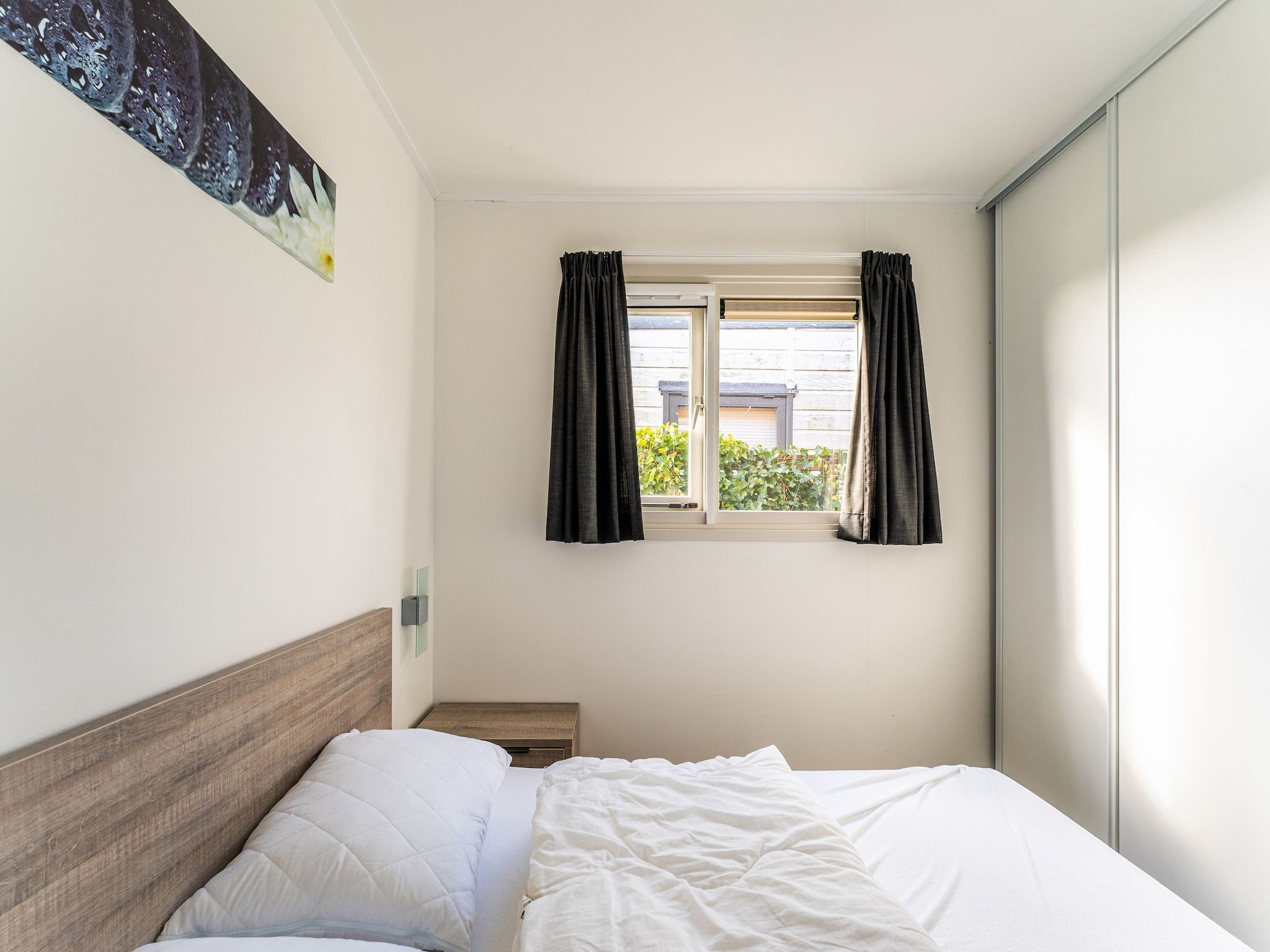 Een slaapkamer van Luxe chalet 55 aan het water in Bantega met sloep 8 pax in Bantega