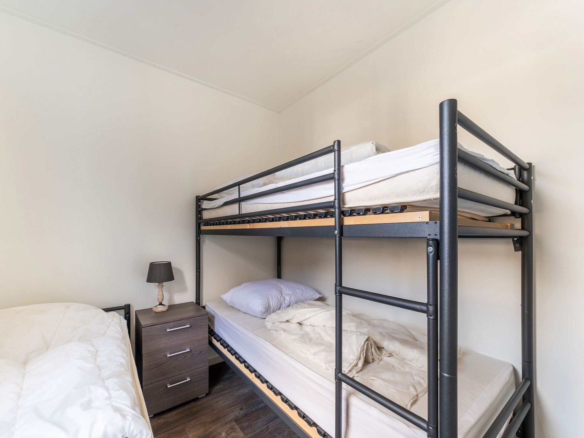 Een slaapkamer van Luxe chalet 55 aan het water in Bantega met sloep 8 pax in Bantega