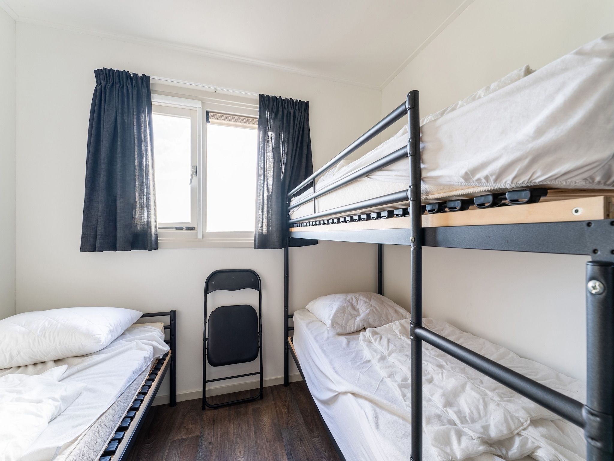 Een slaapkamer van Luxe chalet 55 aan het water in Bantega met sloep 8 pax in Bantega