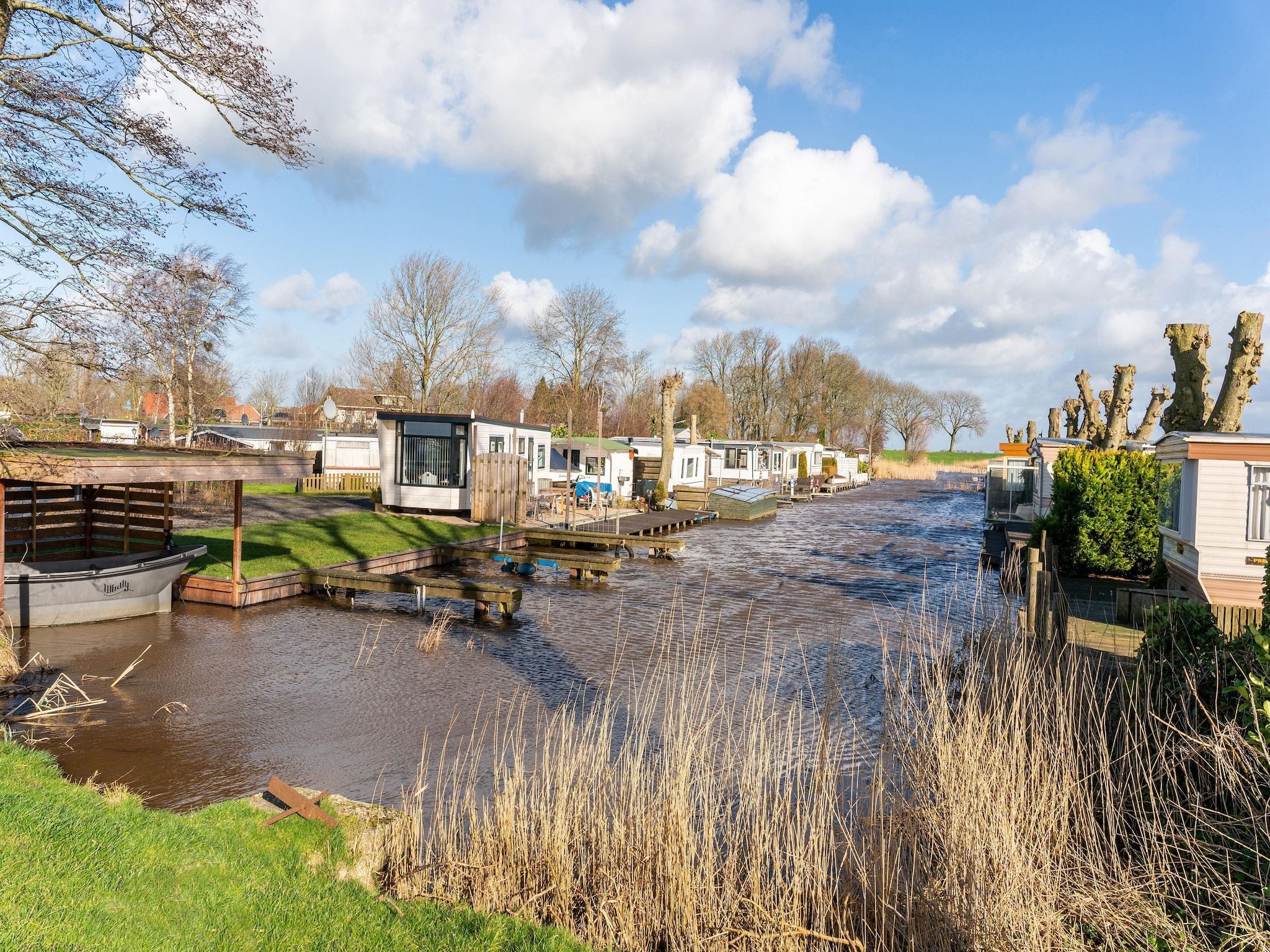 De tuin van Luxe chalet 55 aan het water in Bantega met sloep 8 pax in Bantega