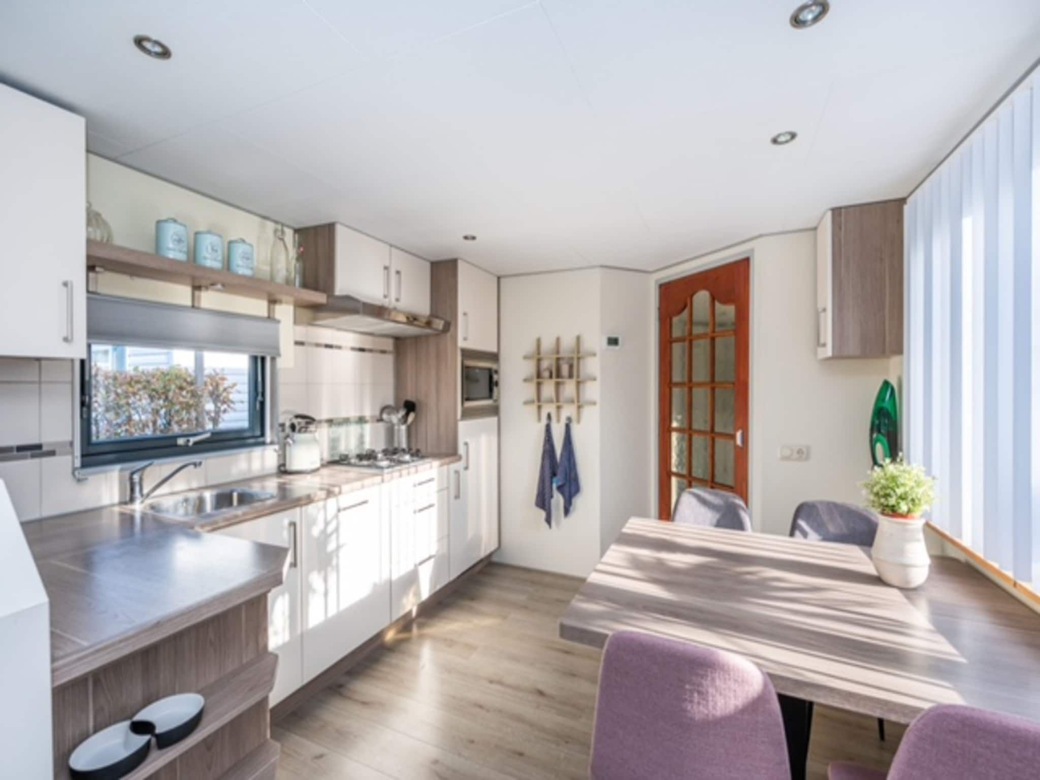 De eetkamer van Chalet Sea Rocks in Goedereede