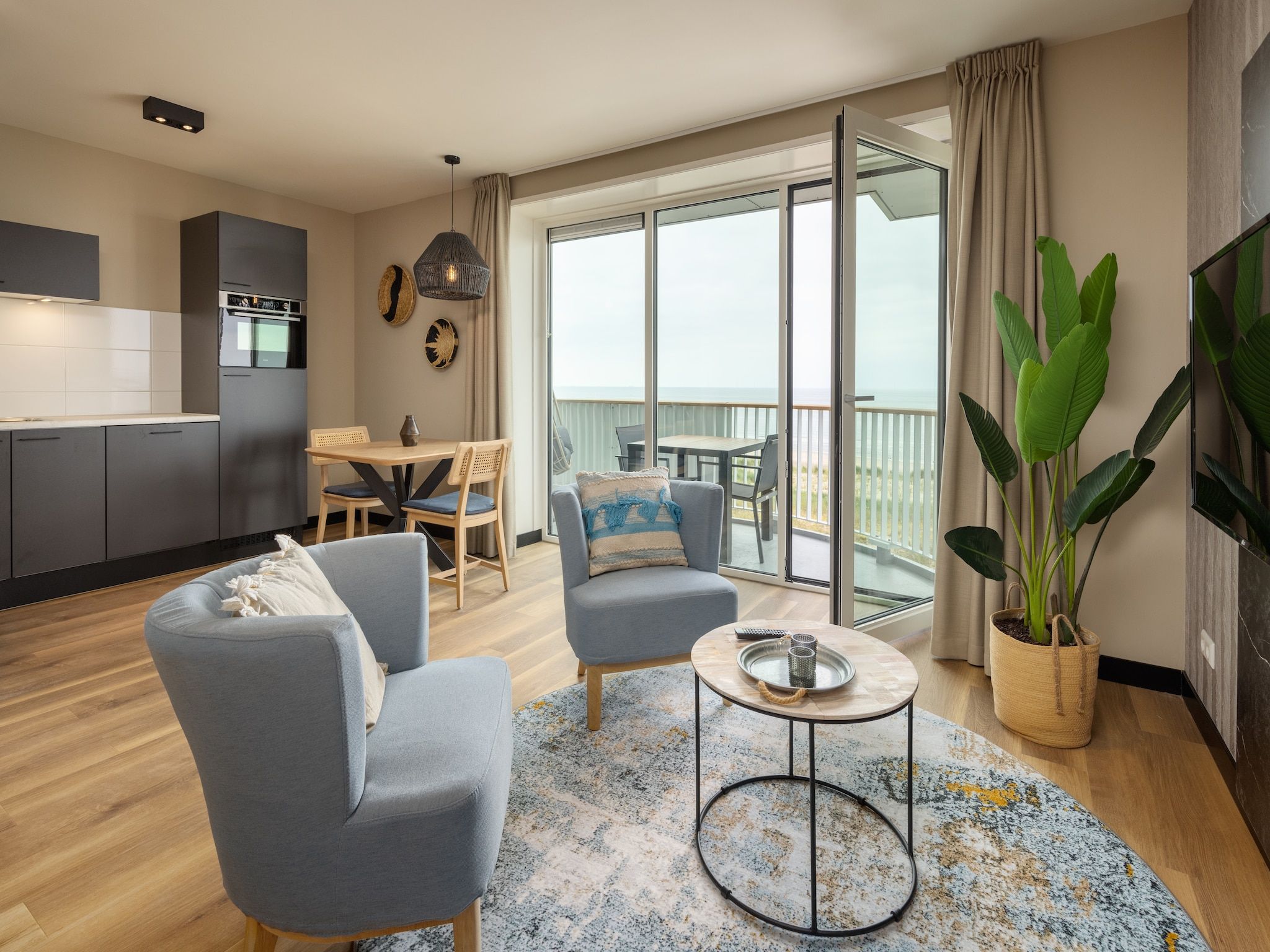 De woonkamer van Residentie de Graaf van Egmont 9 in Egmond aan zee