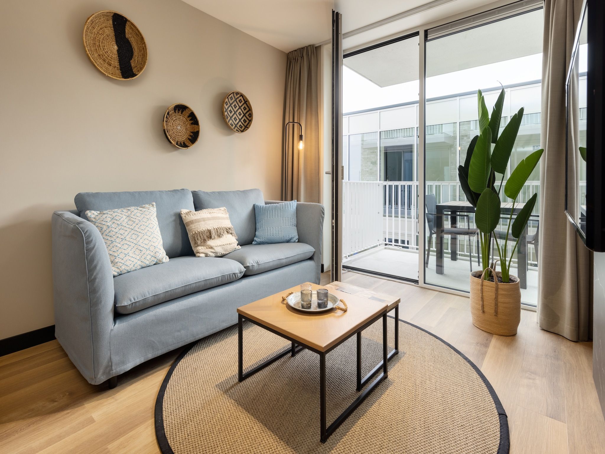 De woonkamer van Residentie de Graaf van Egmont 11 in Egmond aan zee