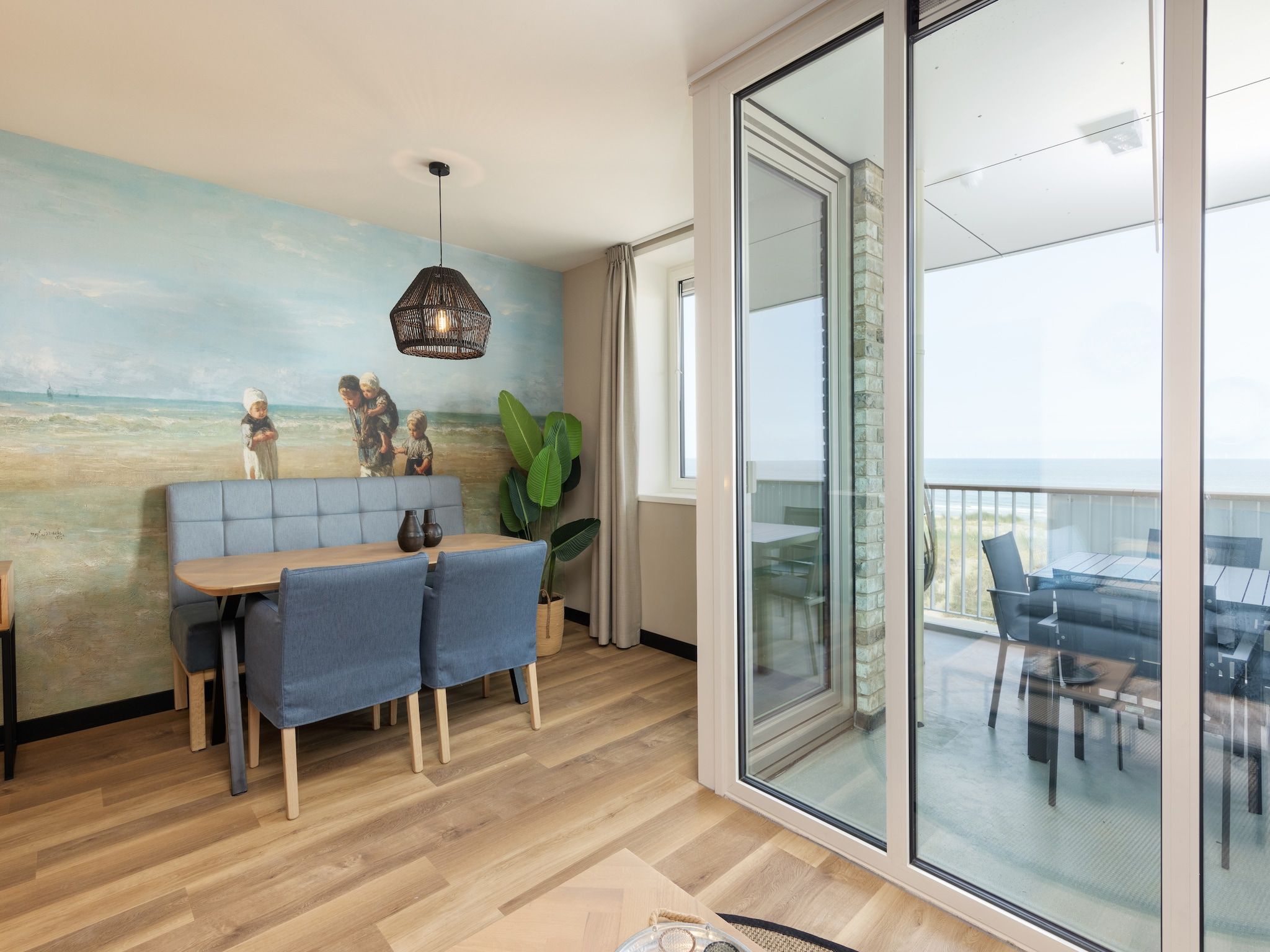 De woonkamer van Residentie de Graaf van Egmont 12 in Egmond aan zee