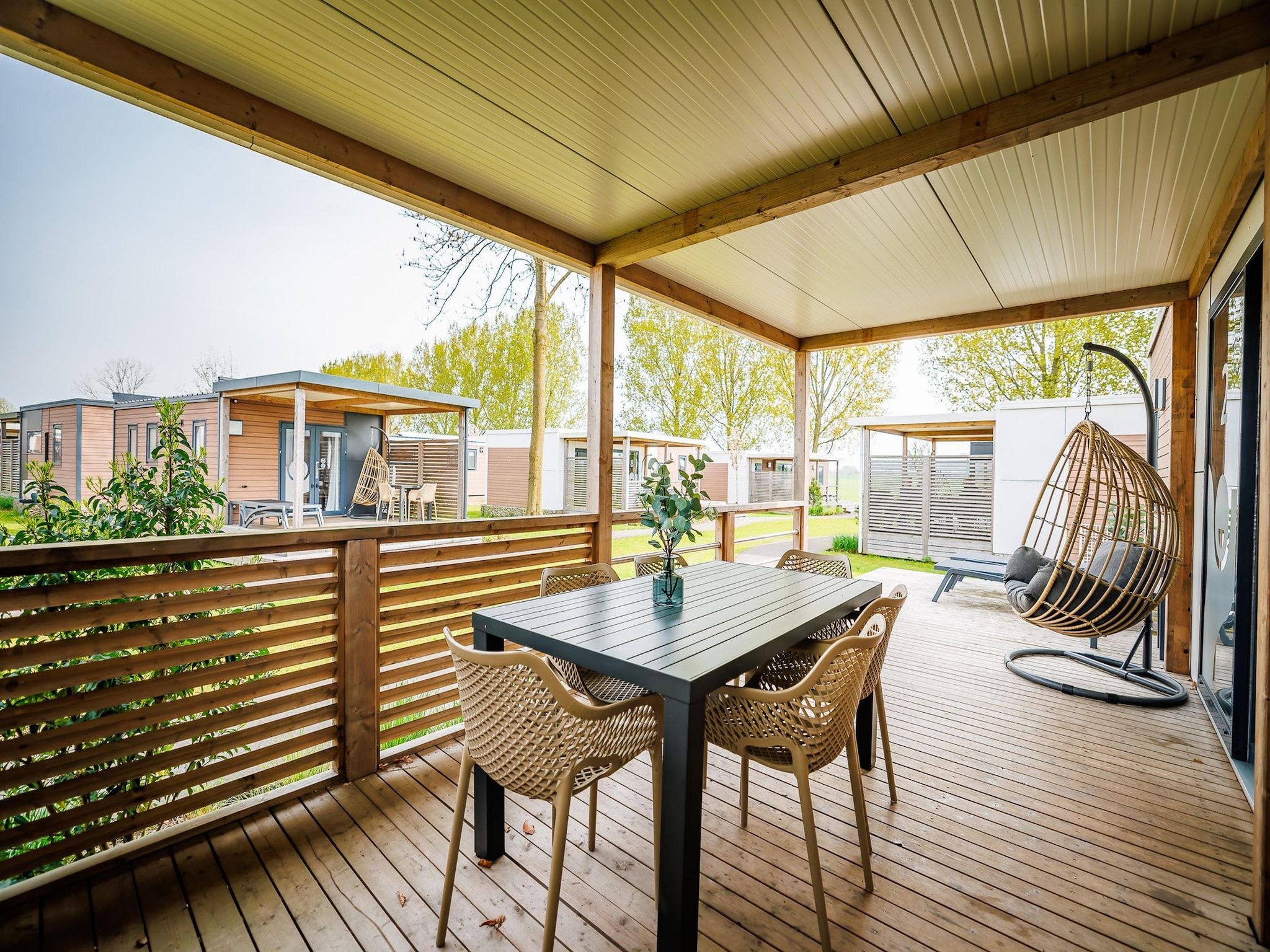 Het terras van Vakantiepark Eiland van Maurik 7 in Maurik