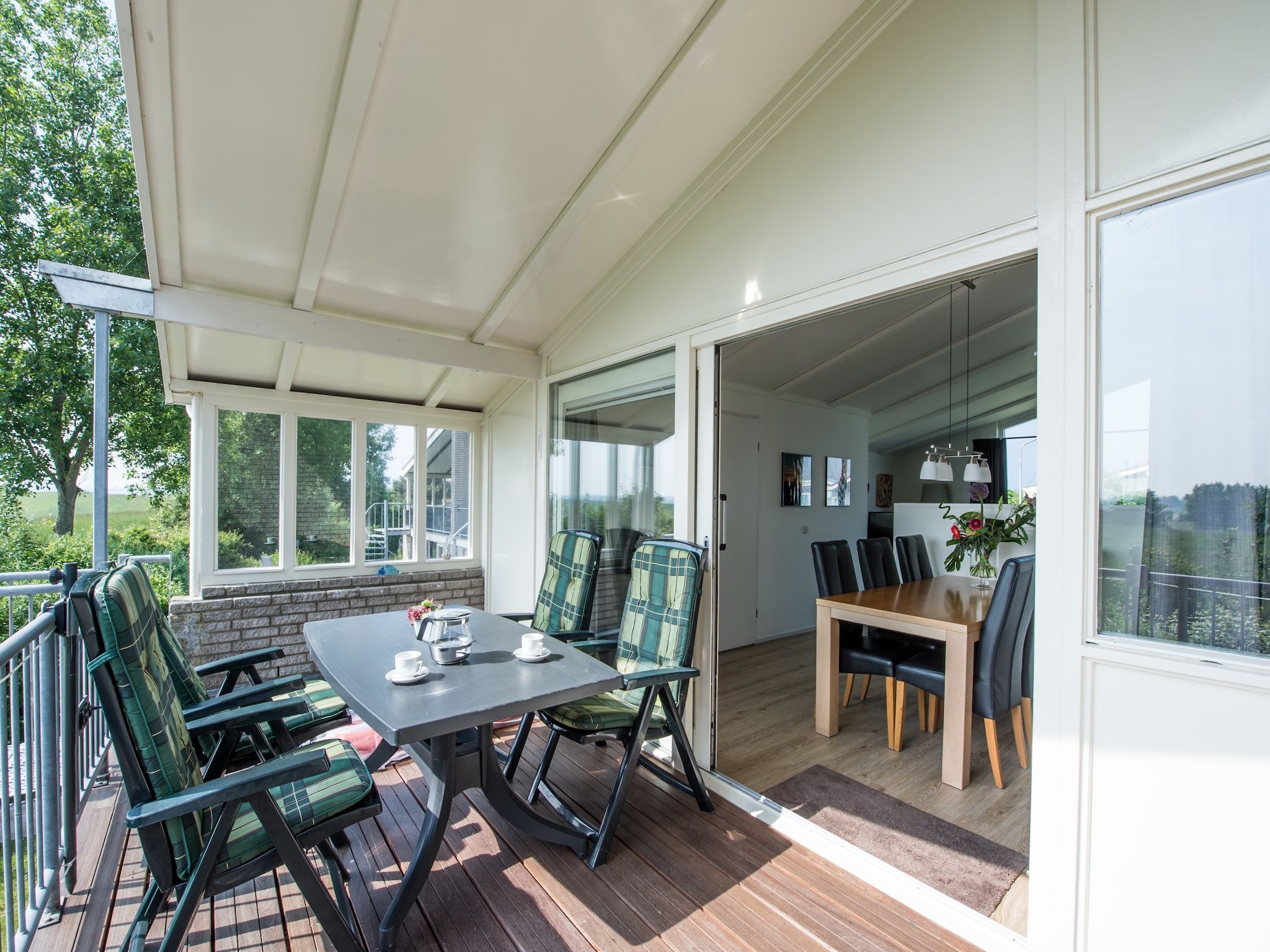 Het terras van Ostrea 34 in Kamperland