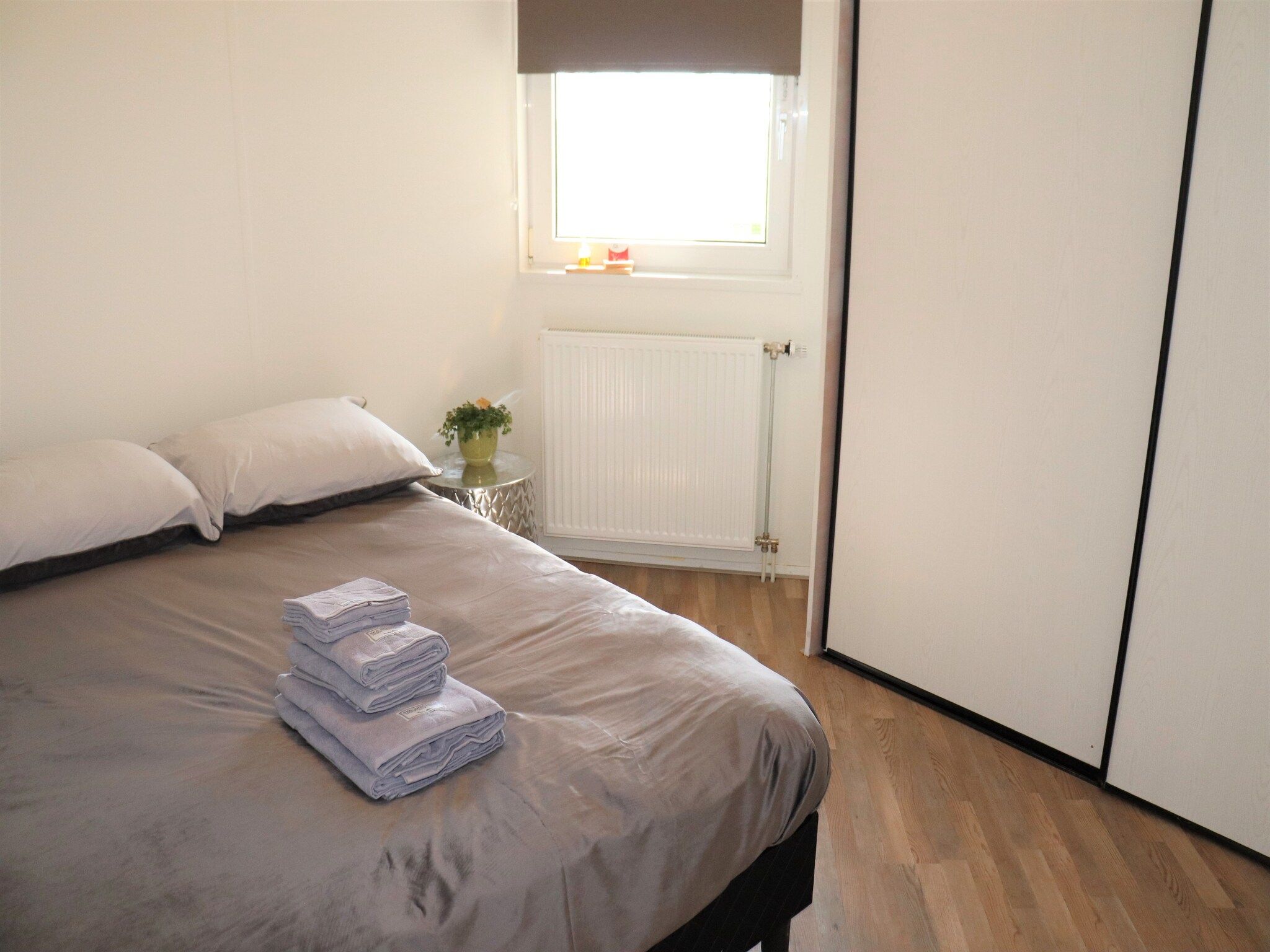 Een slaapkamer van Knus chalet in Friesland met hottub in Suwald