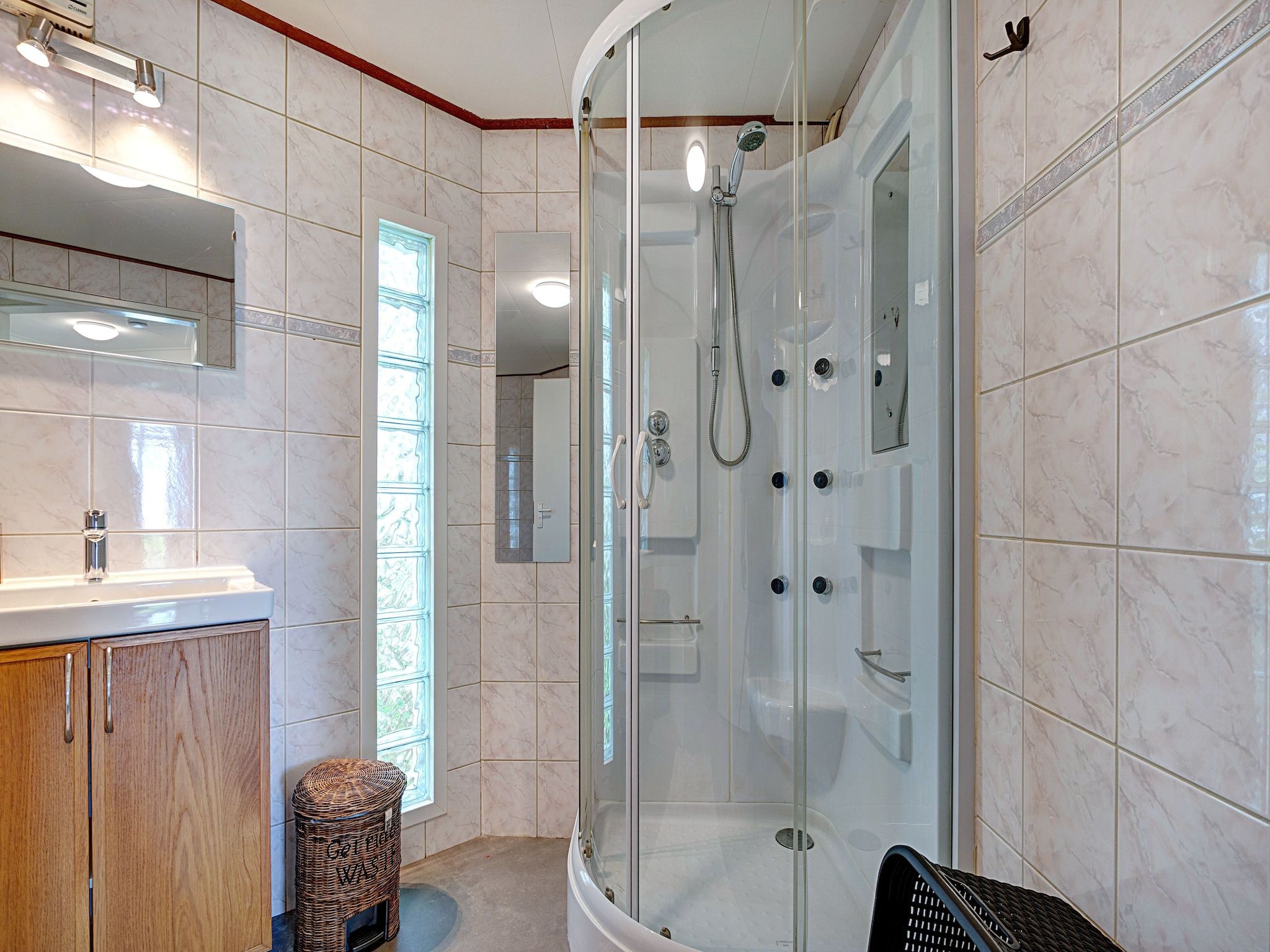 De badkamer van Knus chalet in Friesland met hottub in Suwald