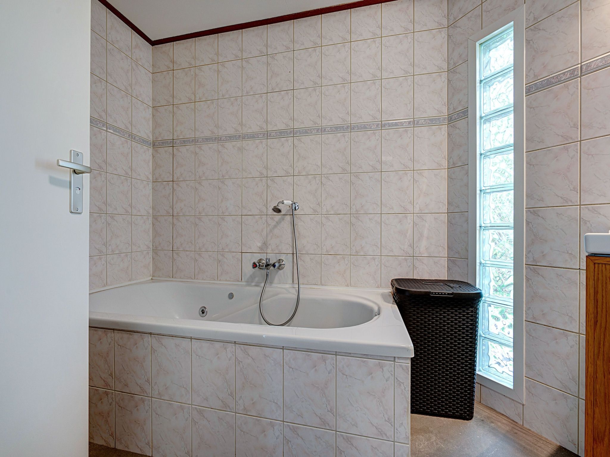De badkamer van Knus chalet in Friesland met hottub in Suwald