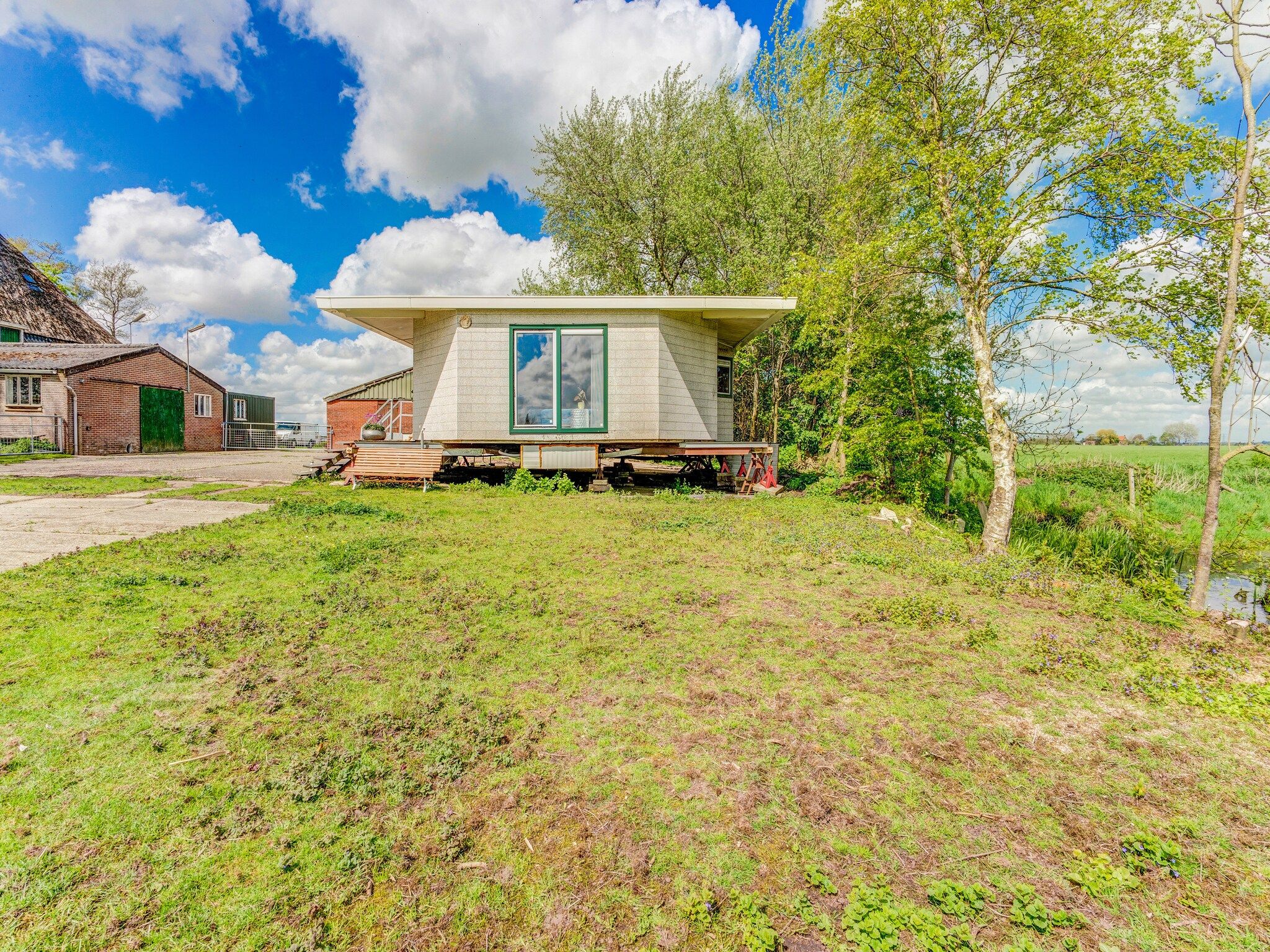 De tuin van Knus chalet in Friesland met hottub in Suwald