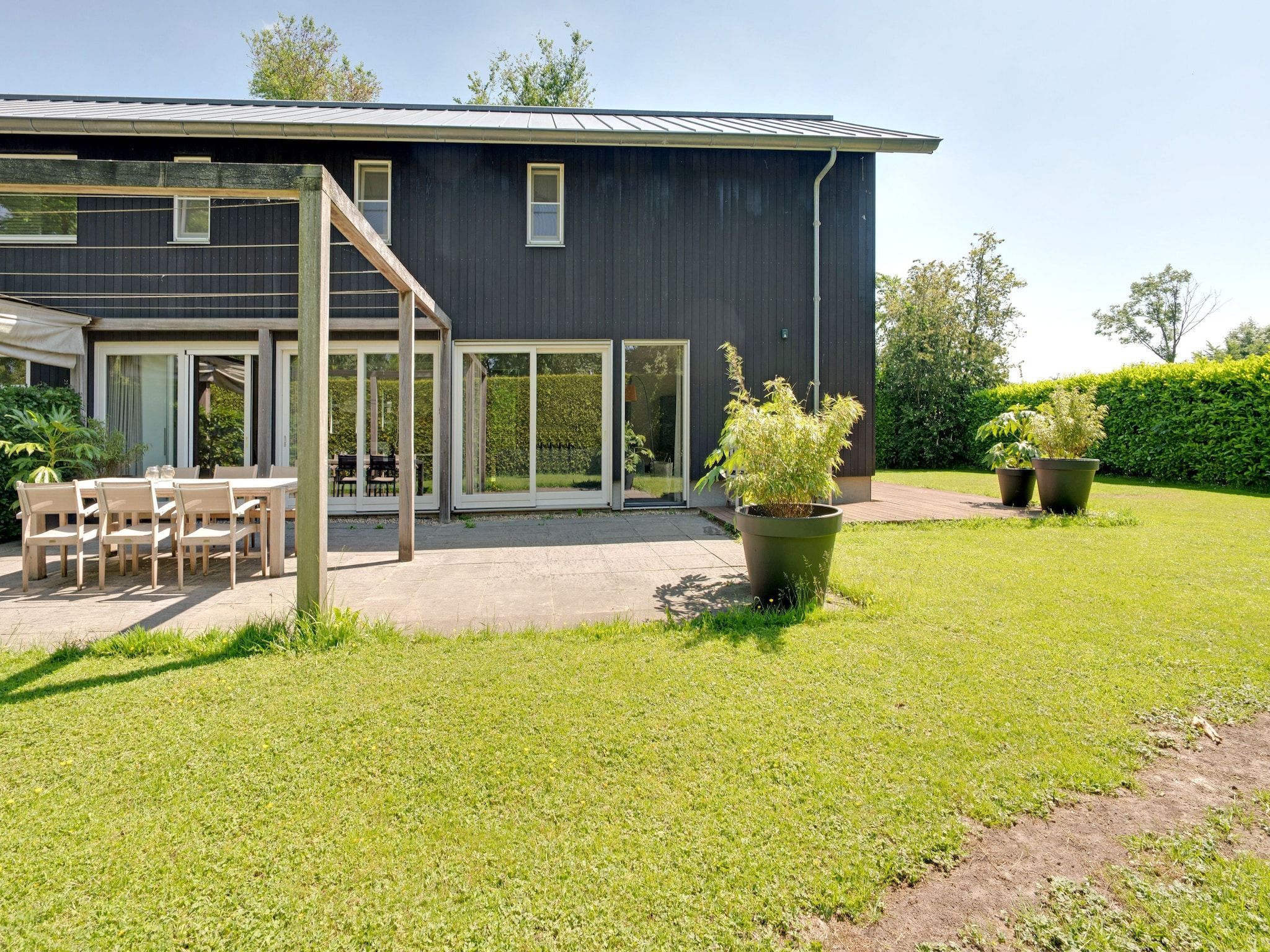 De tuin van Stijlvol familiehuis in Grou in Grou
